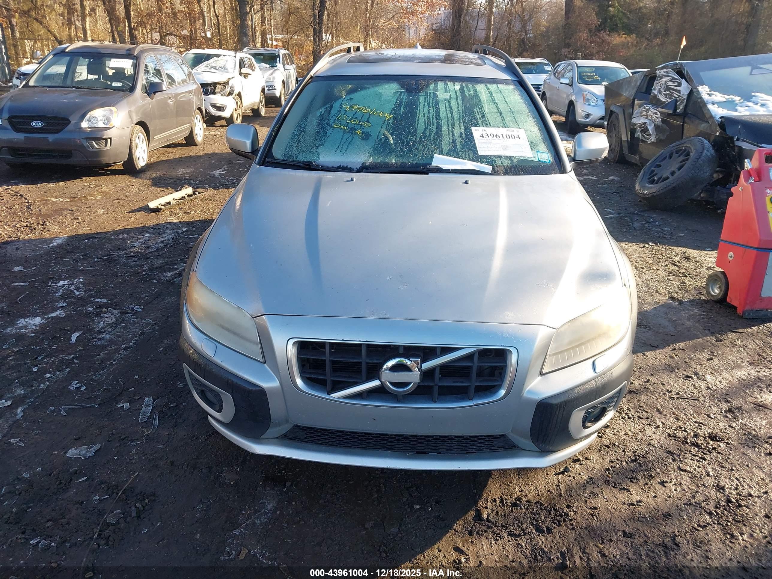 VOLVO XC70 image 6