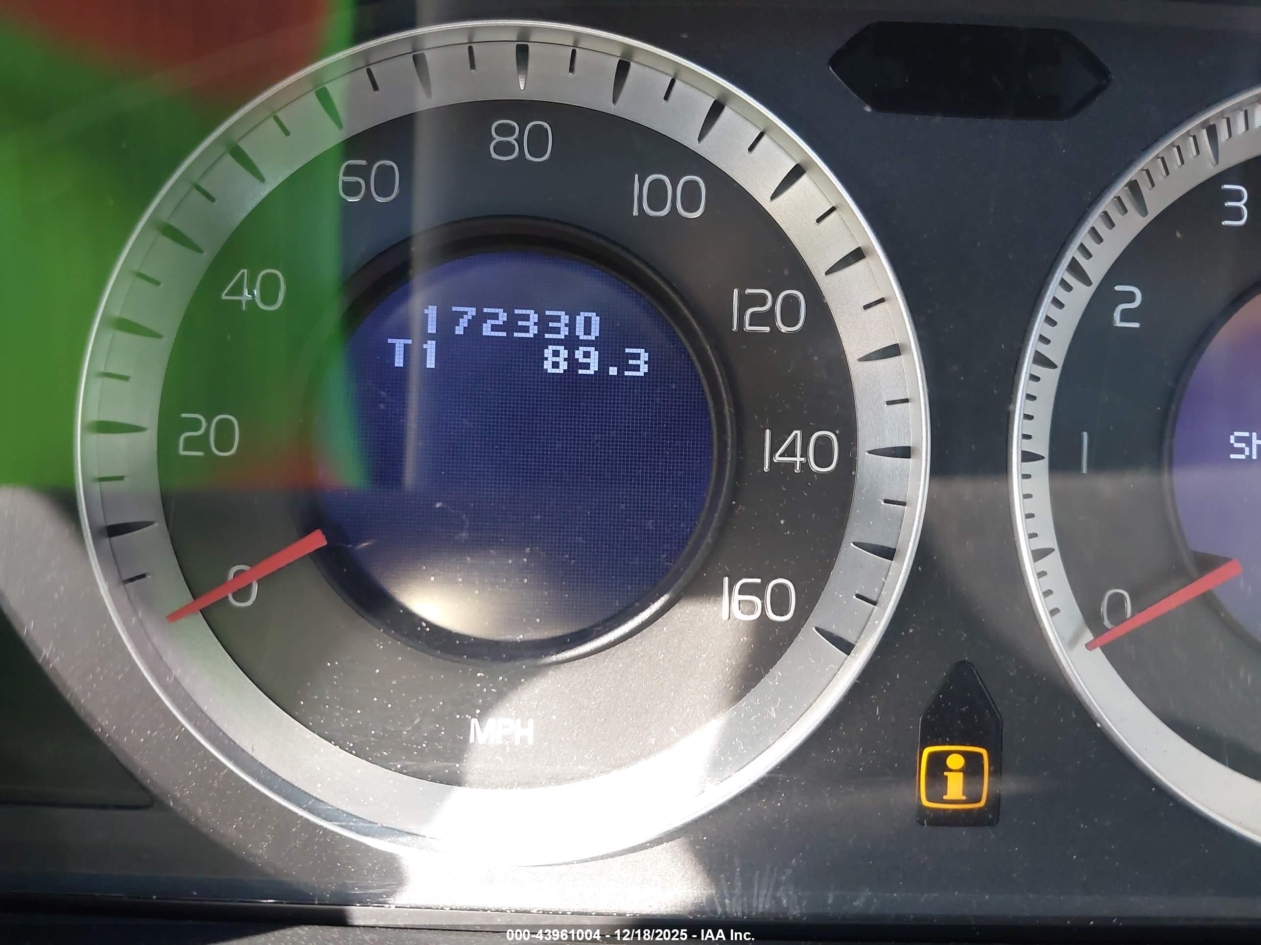 VOLVO XC70 image 7