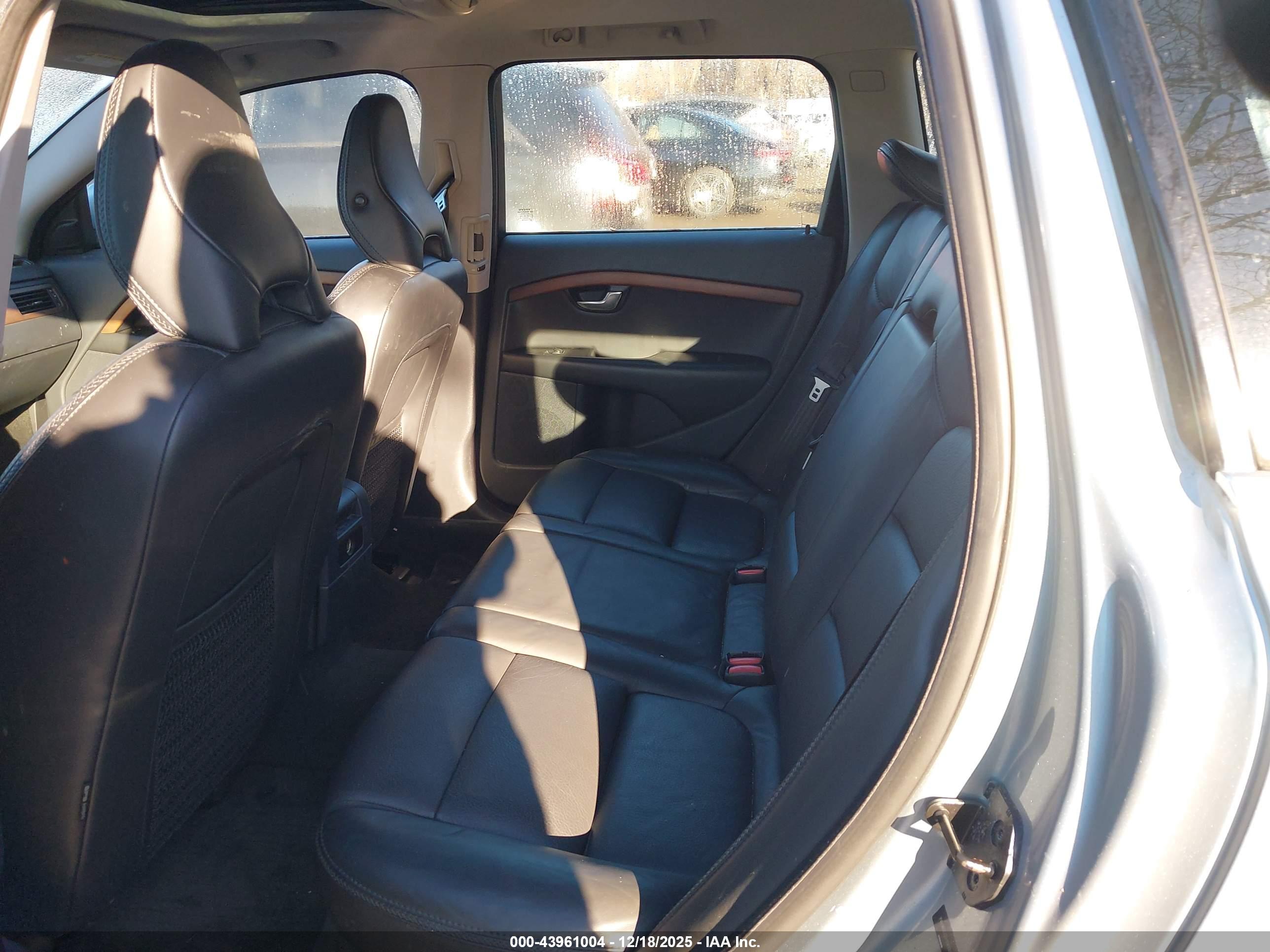 VOLVO XC70 image 8