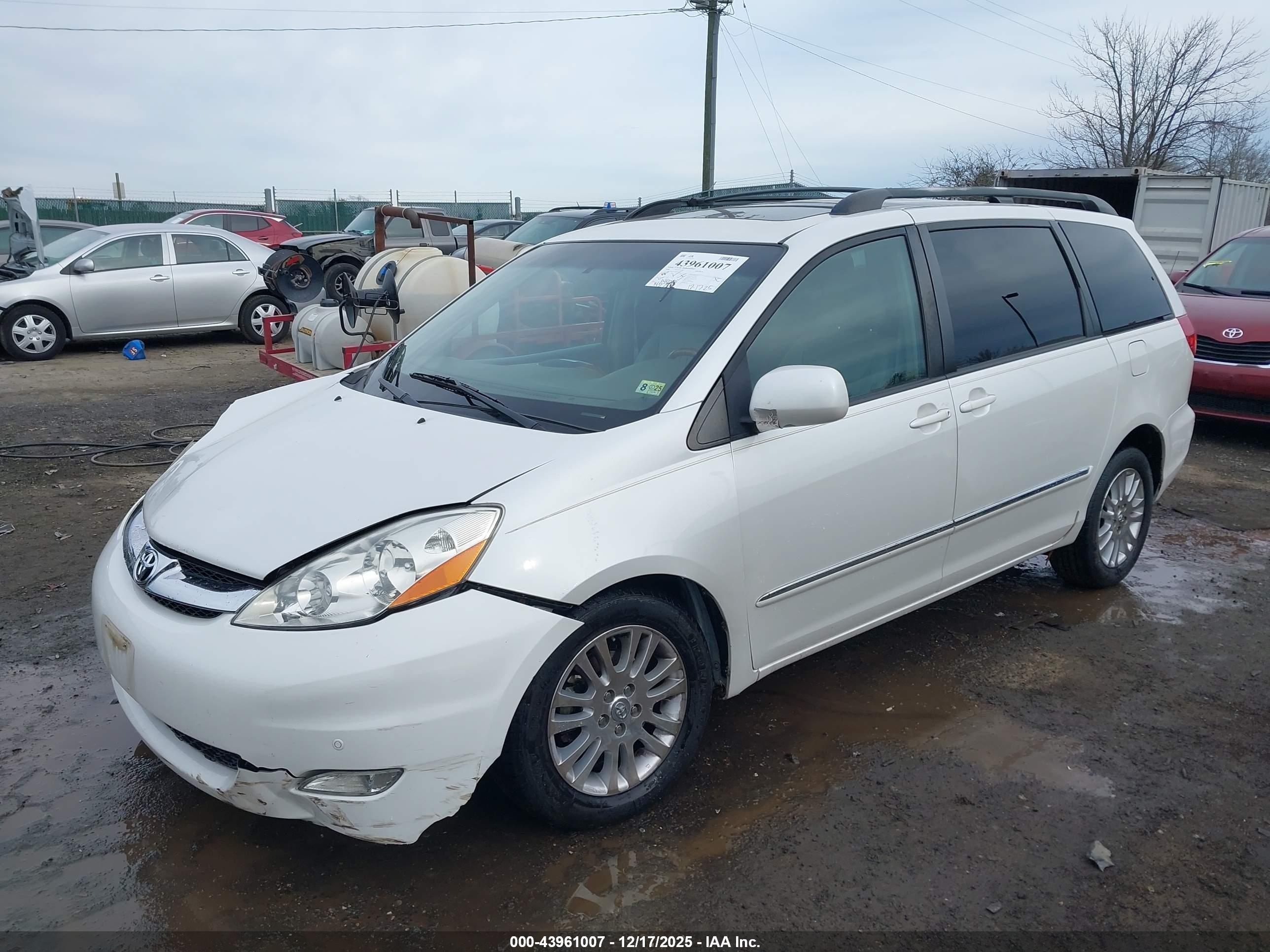 TOYOTA SIENNA image 2