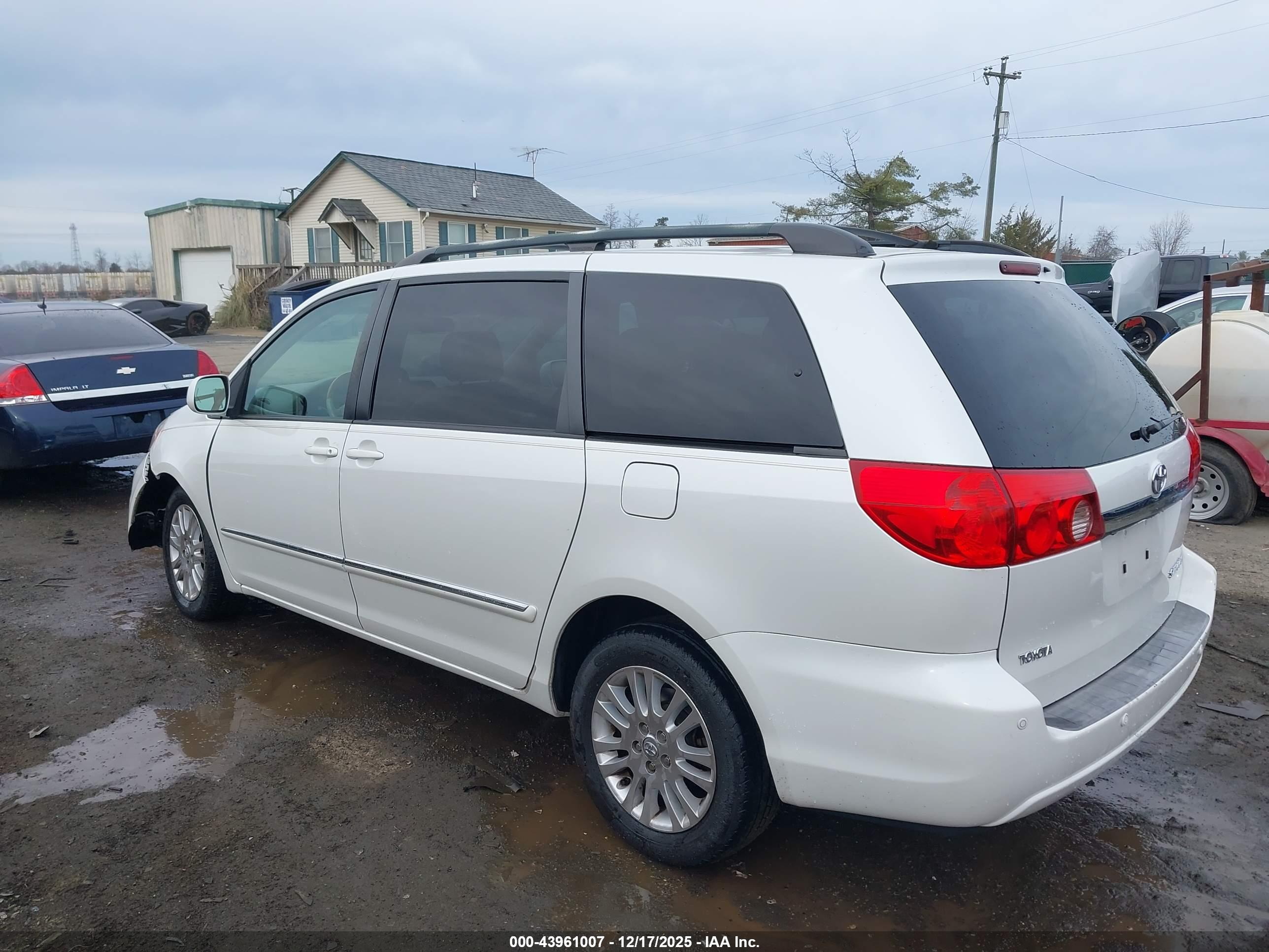 TOYOTA SIENNA image 3