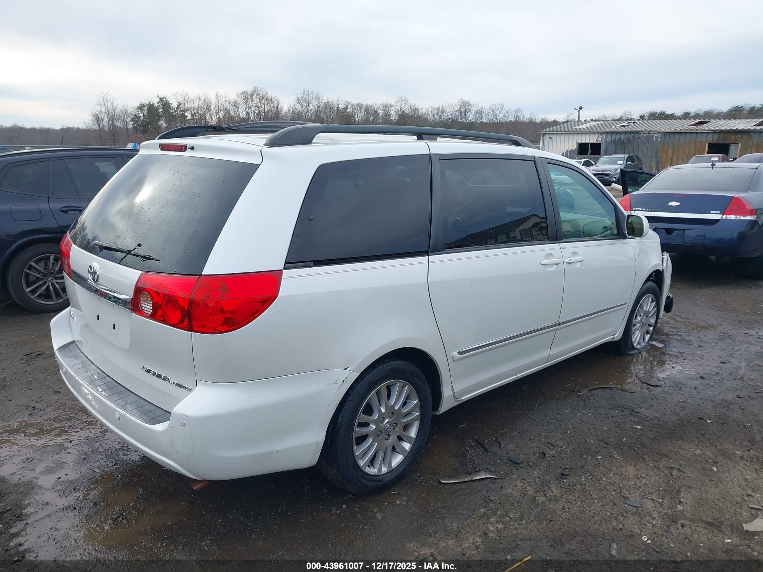 TOYOTA SIENNA image 4