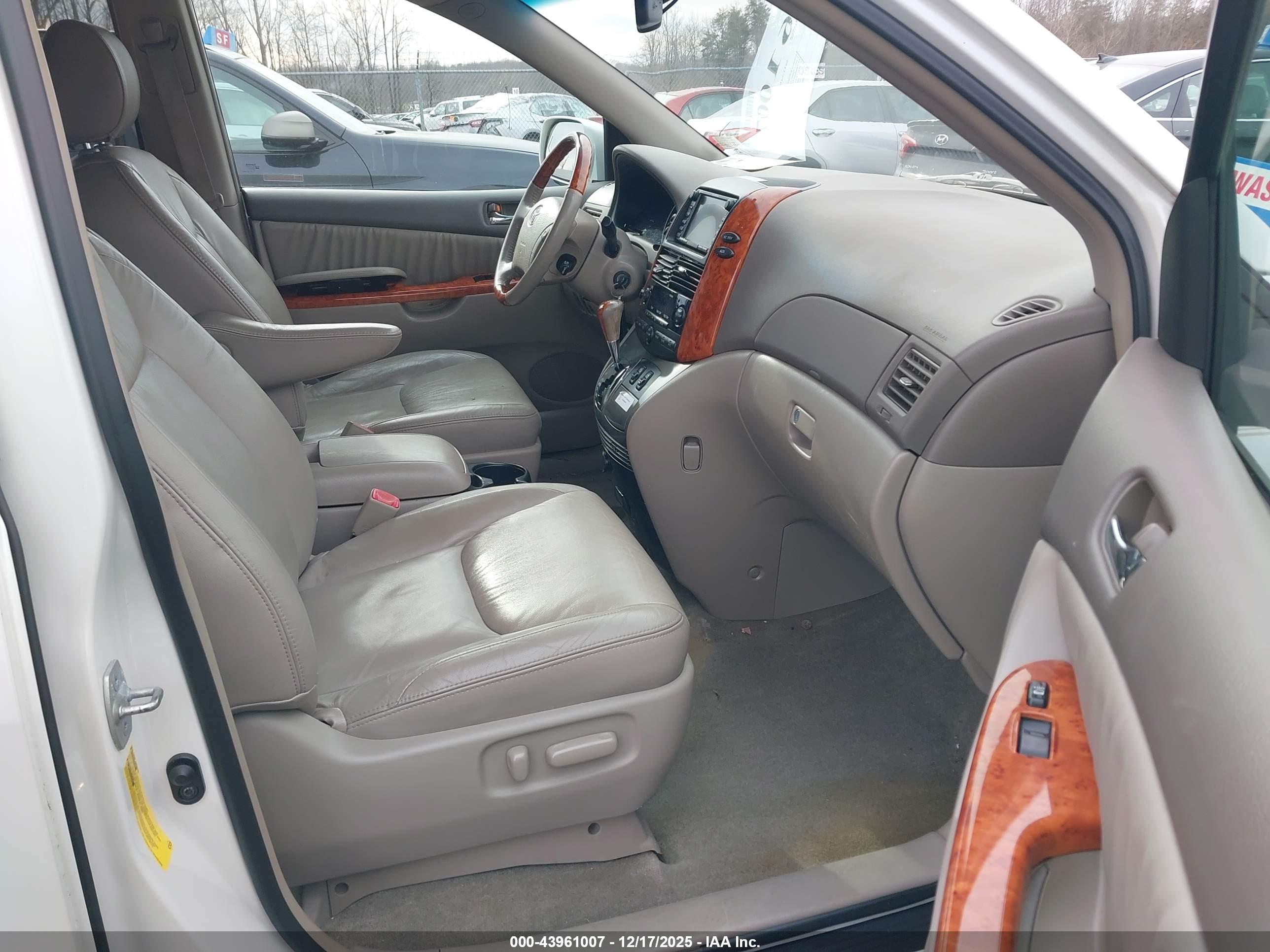 TOYOTA SIENNA image 5