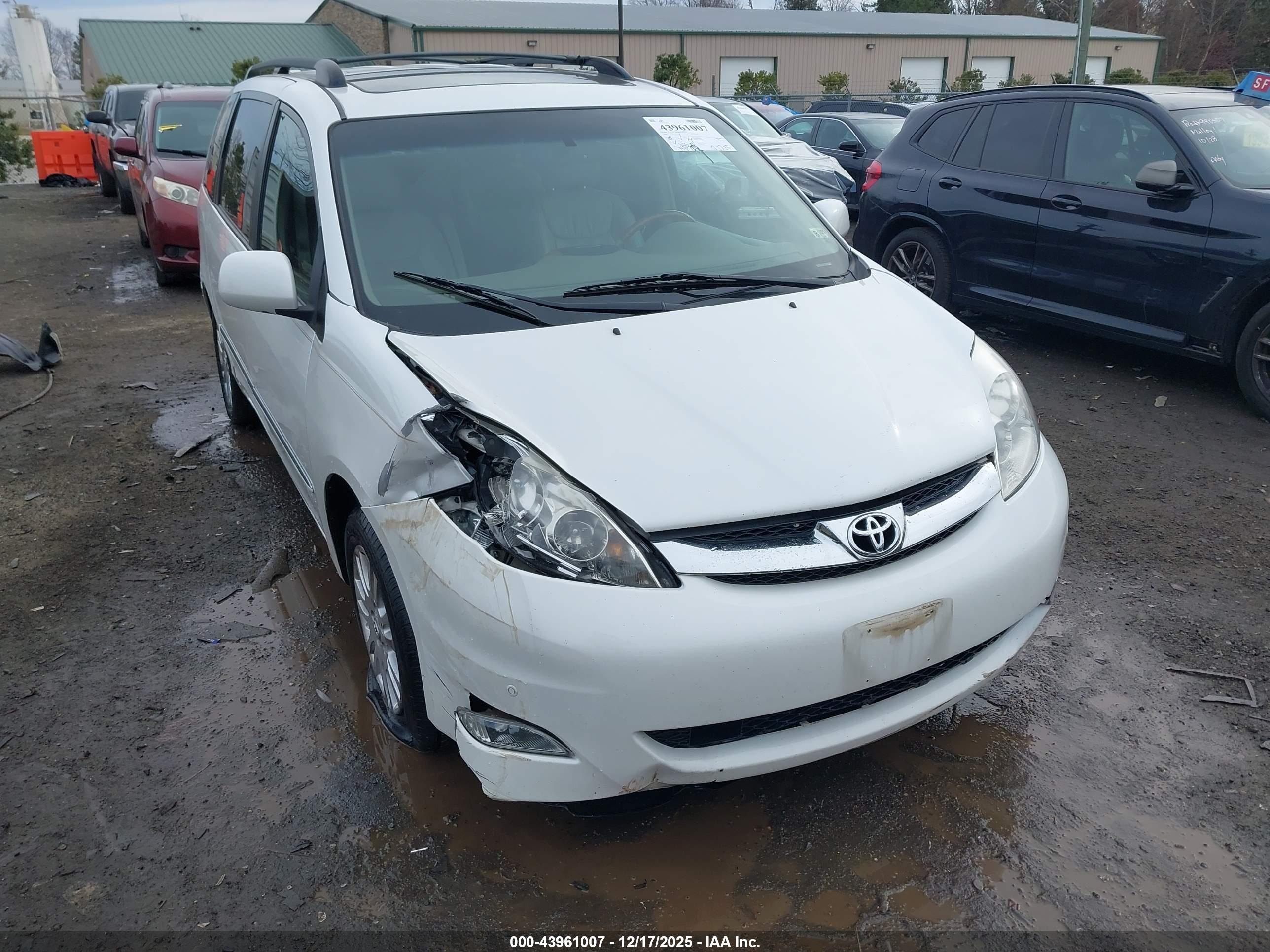 TOYOTA SIENNA image 6