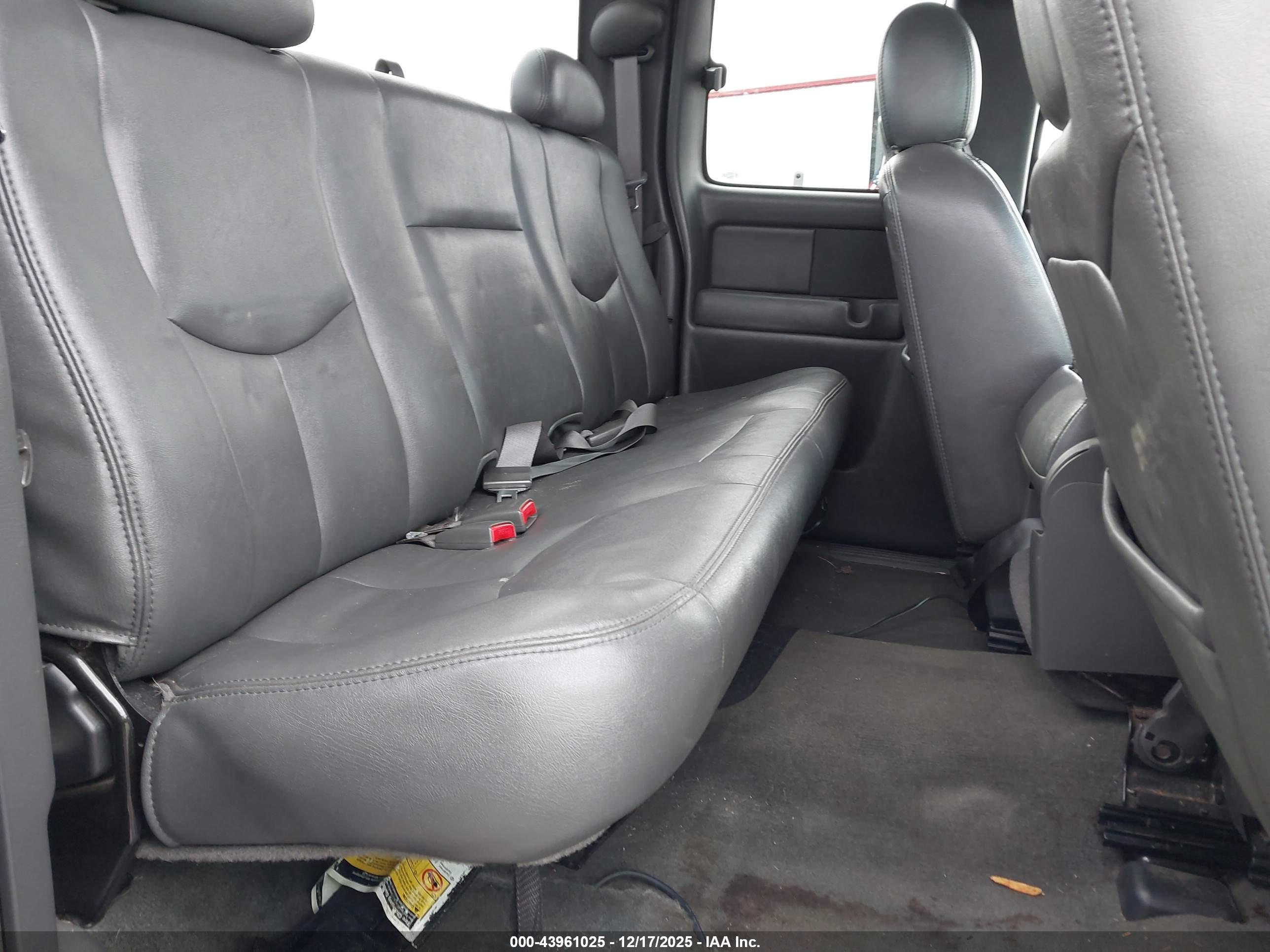 CHEVROLET SILVERADO image 8