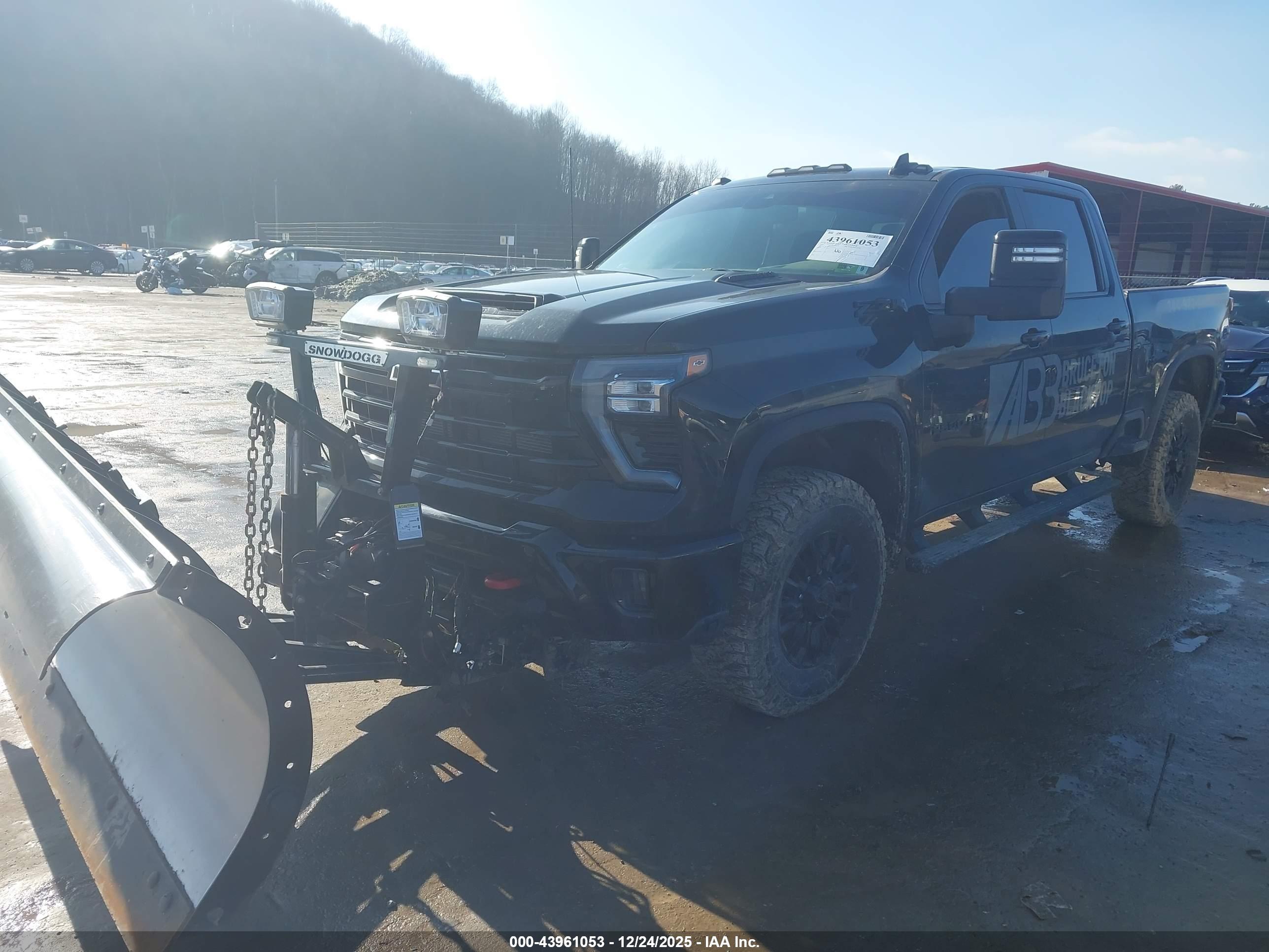 CHEVROLET SILVERADO image 2