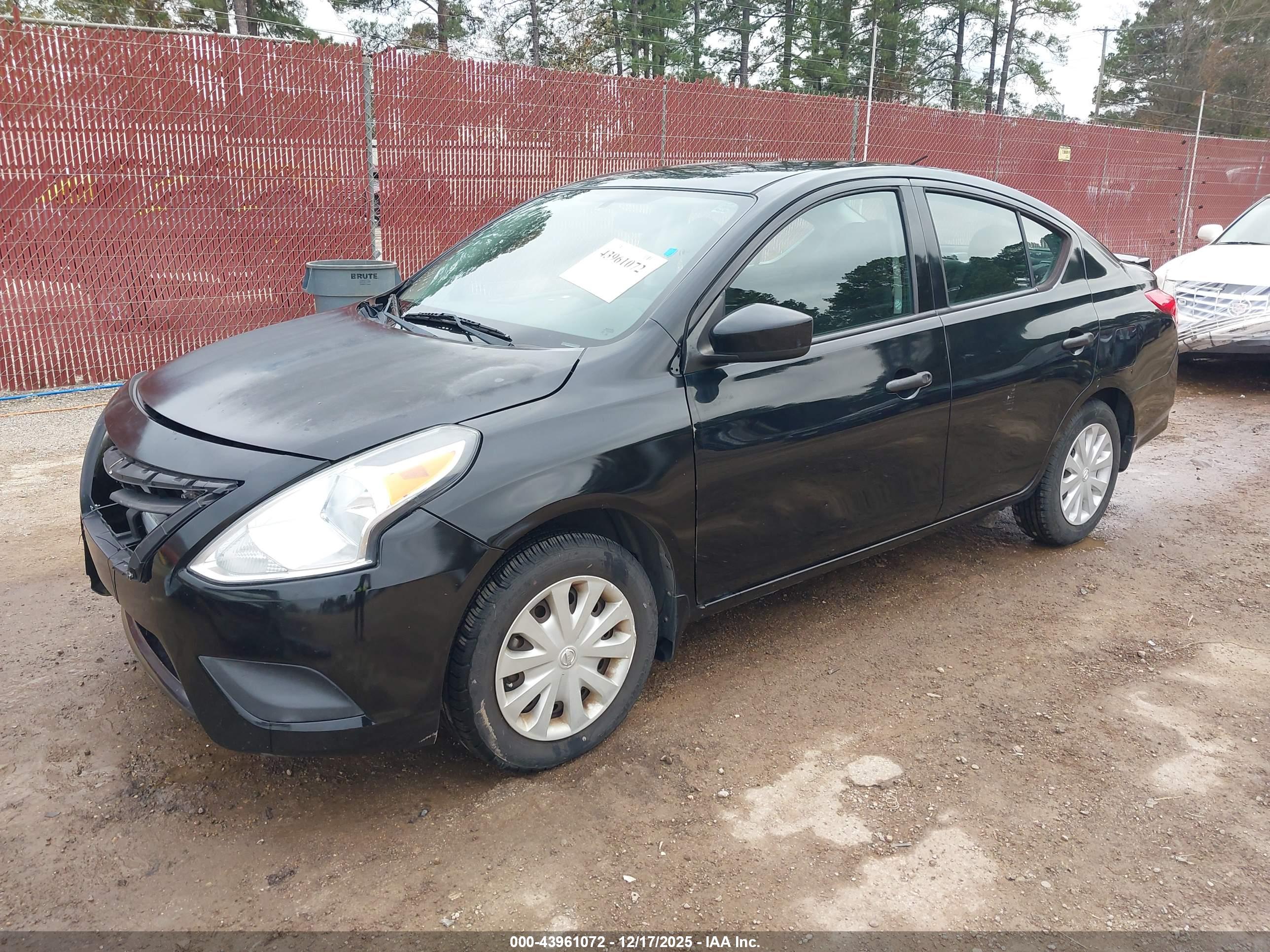 NISSAN VERSA image 2