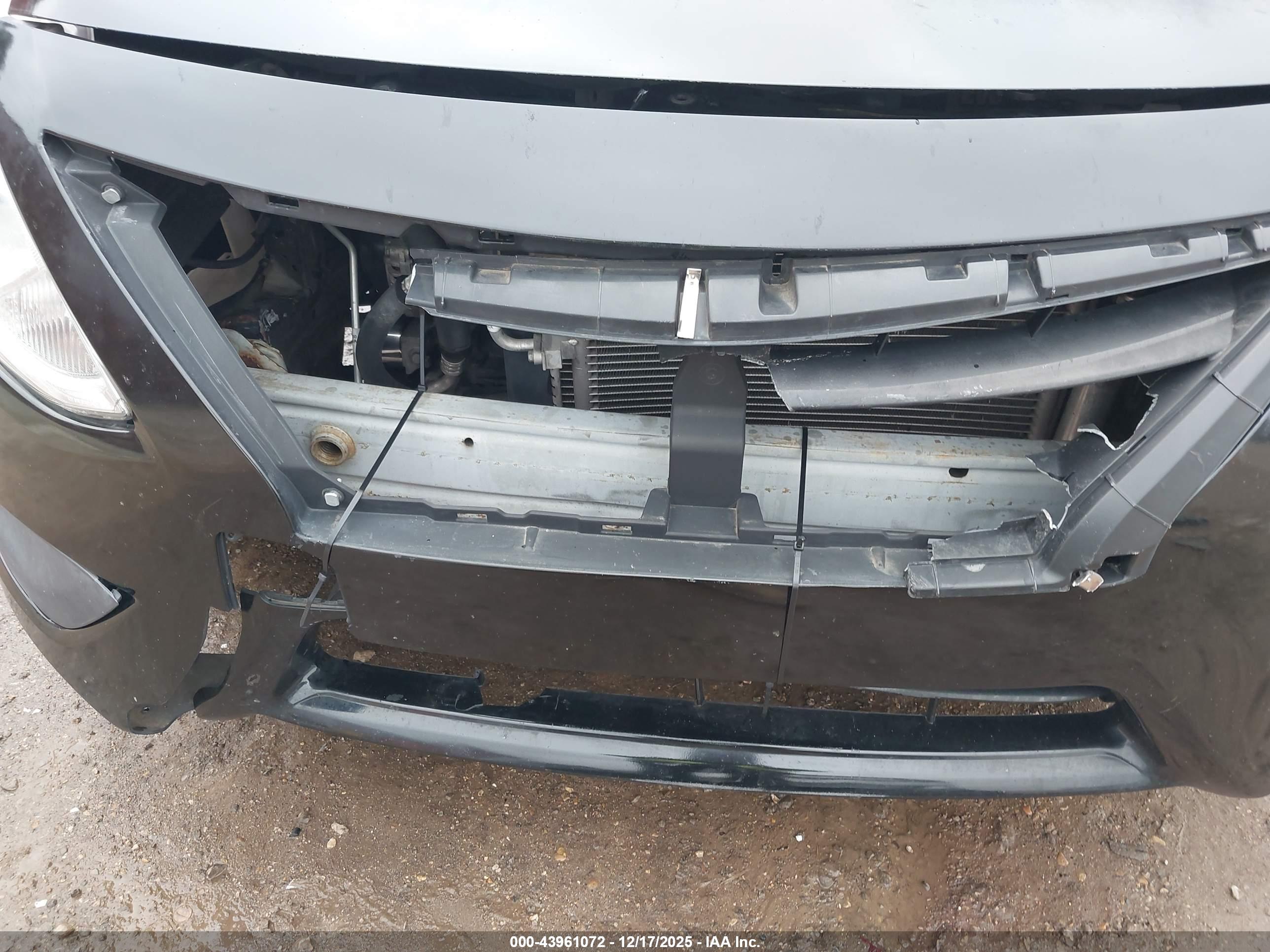 NISSAN VERSA image 6