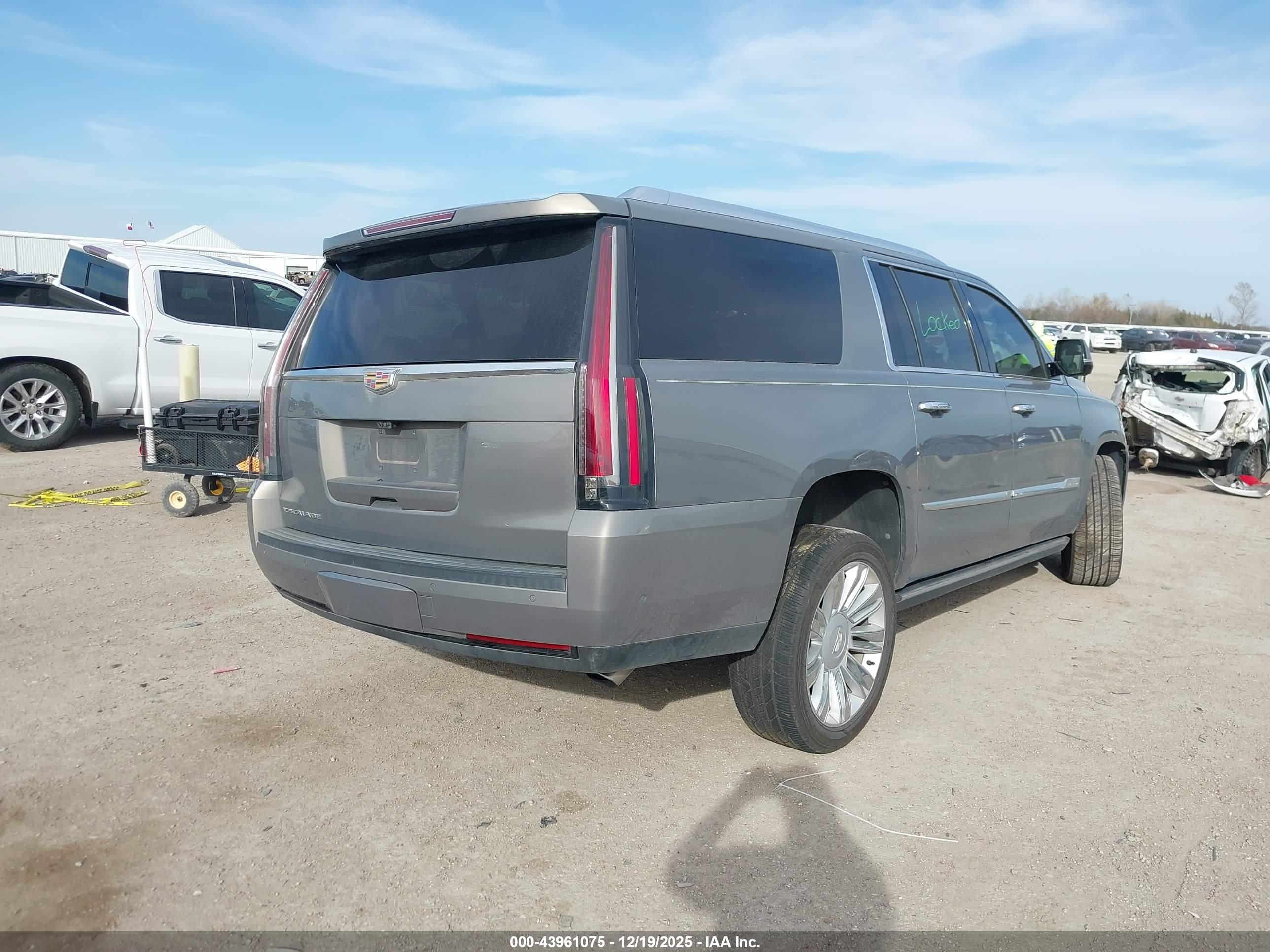 CADILLAC ESCALADE image 4