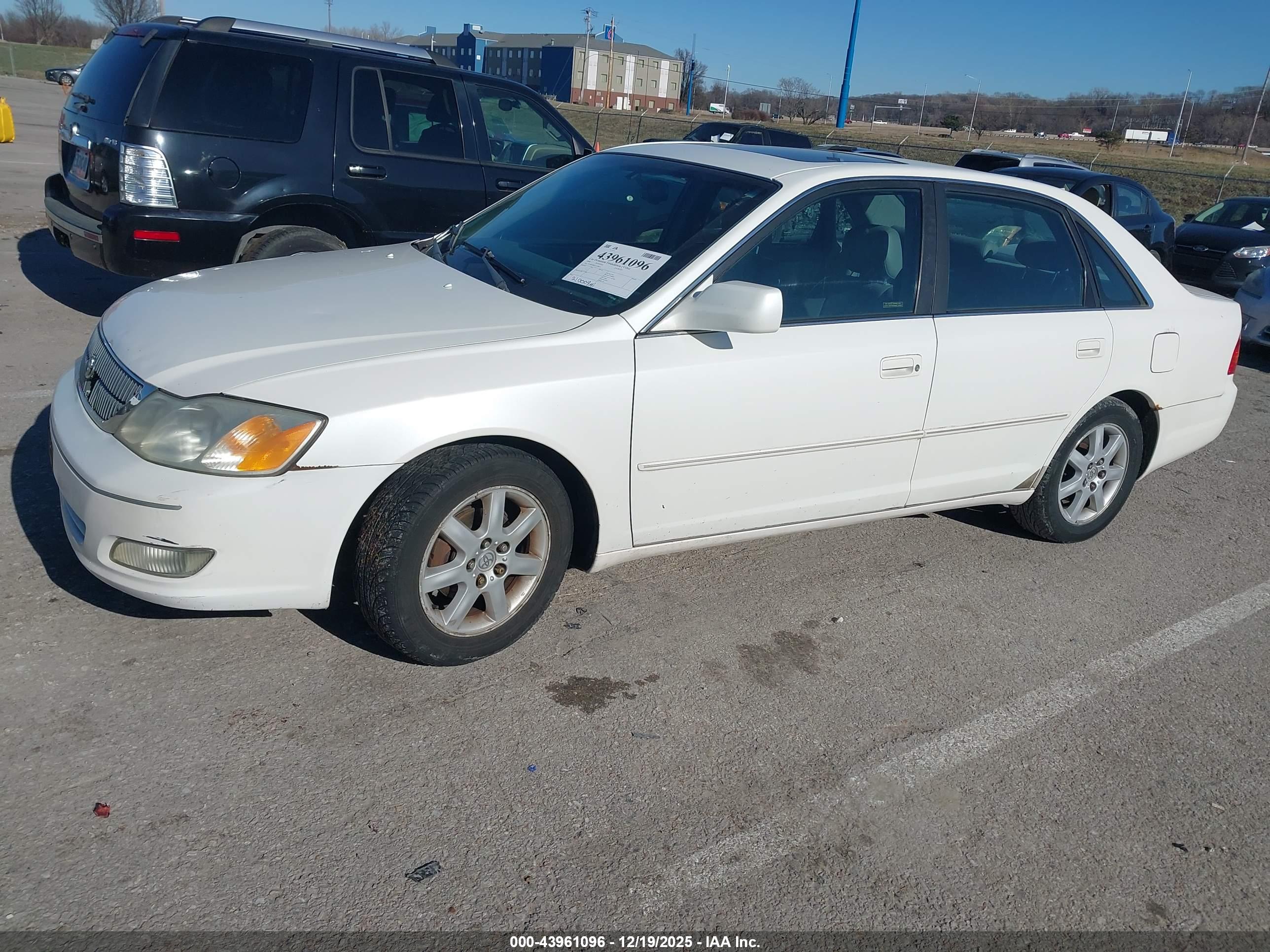 TOYOTA AVALON image 2