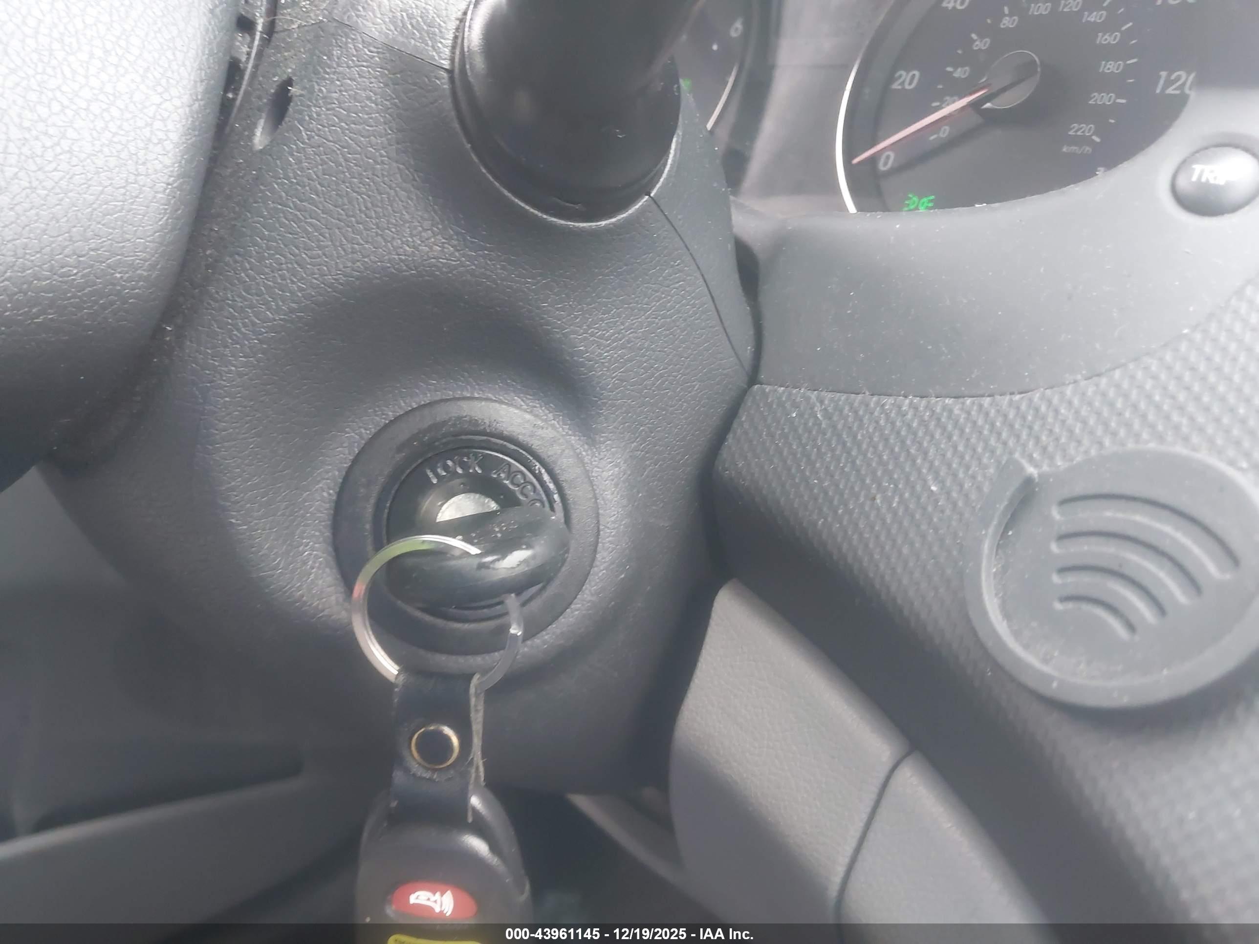 HYUNDAI ACCENT image 11