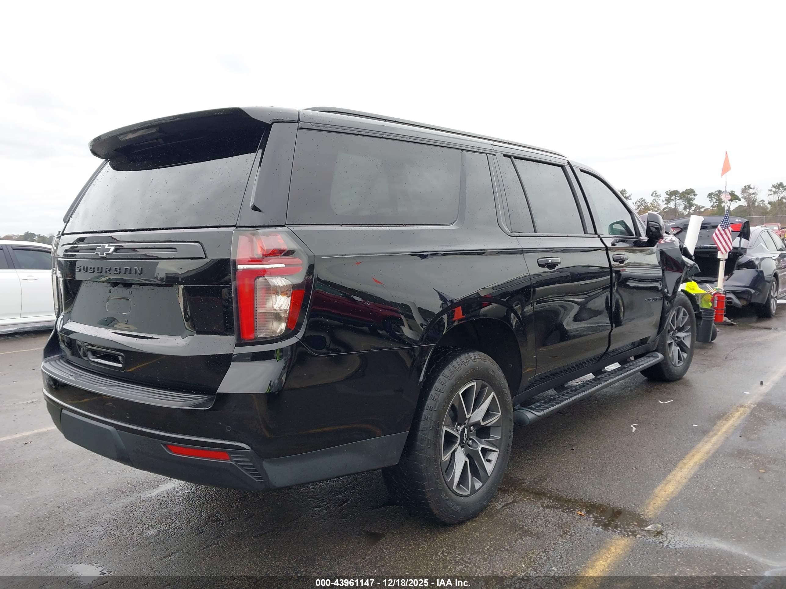 CHEVROLET SUBURBAN image 4