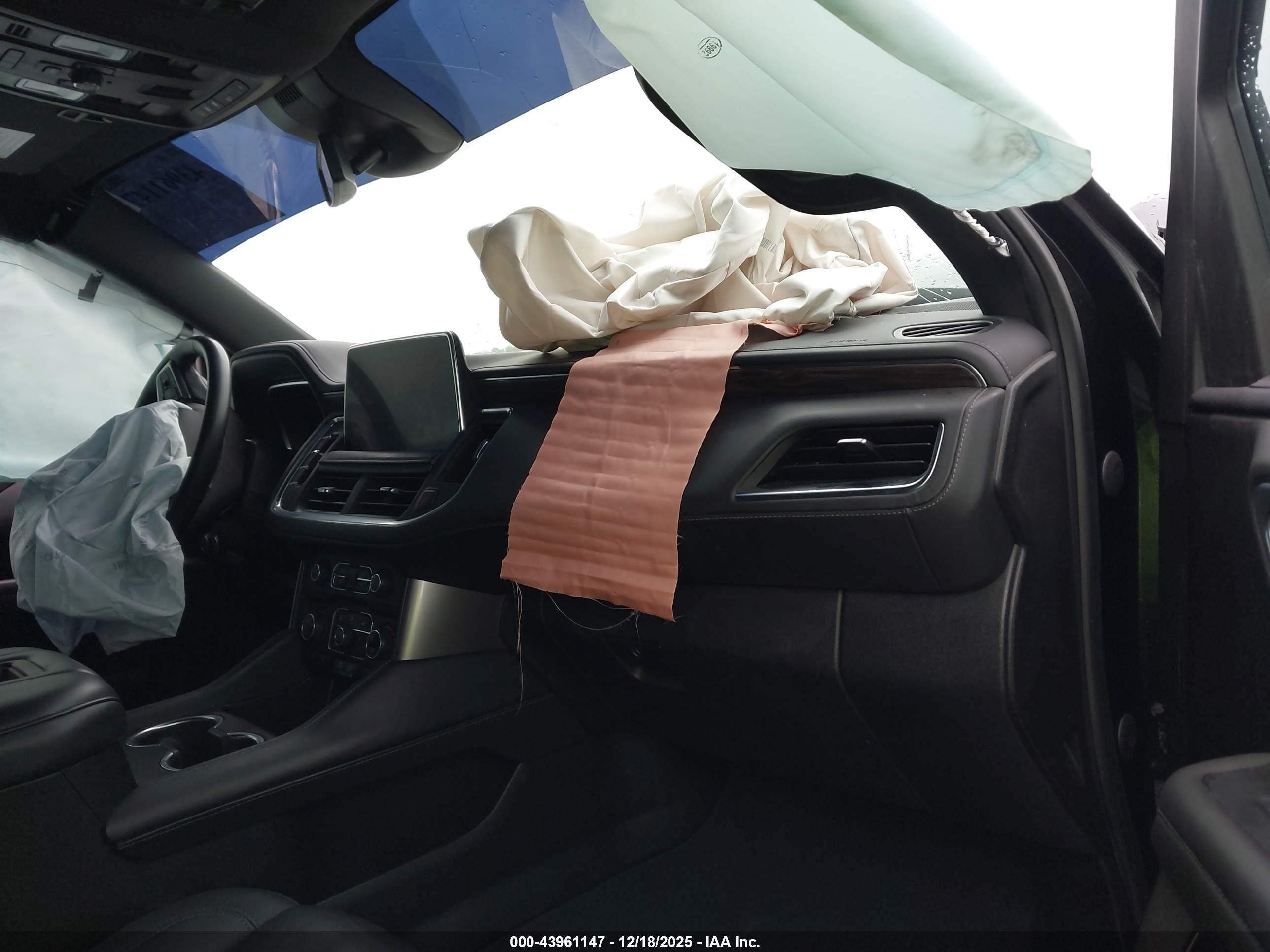 CHEVROLET SUBURBAN image 5