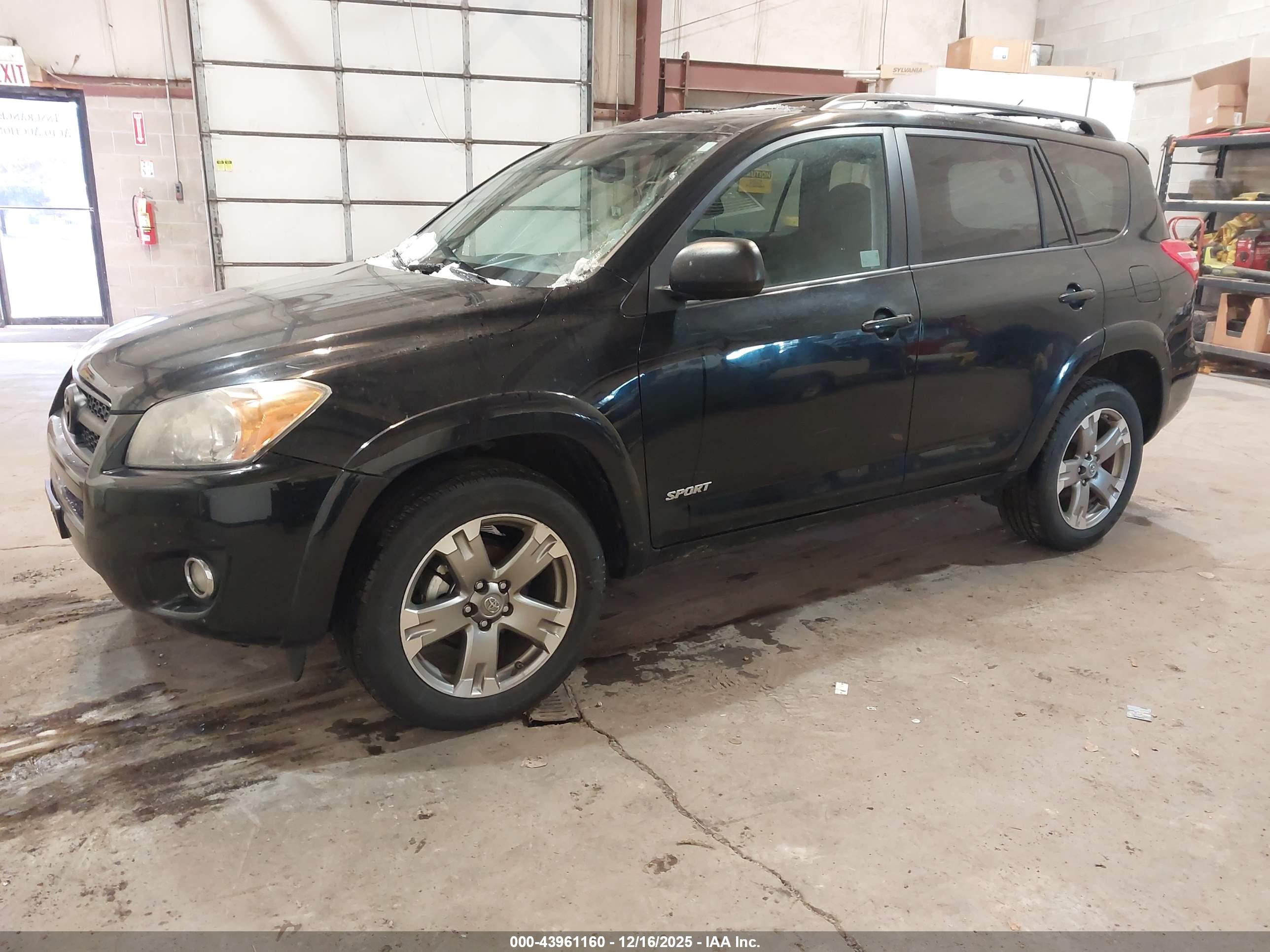 TOYOTA RAV4 image 2