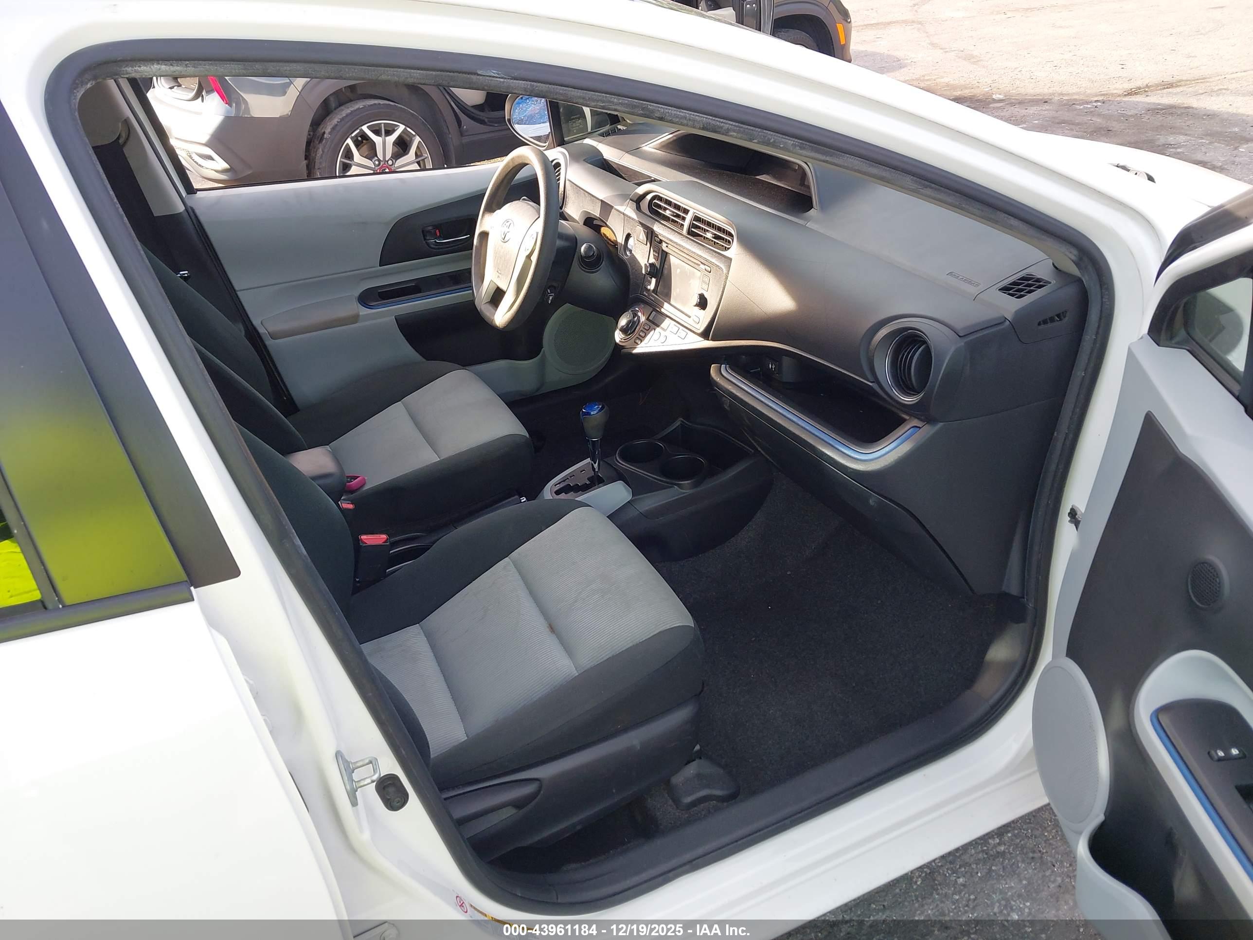 TOYOTA PRIUS image 5