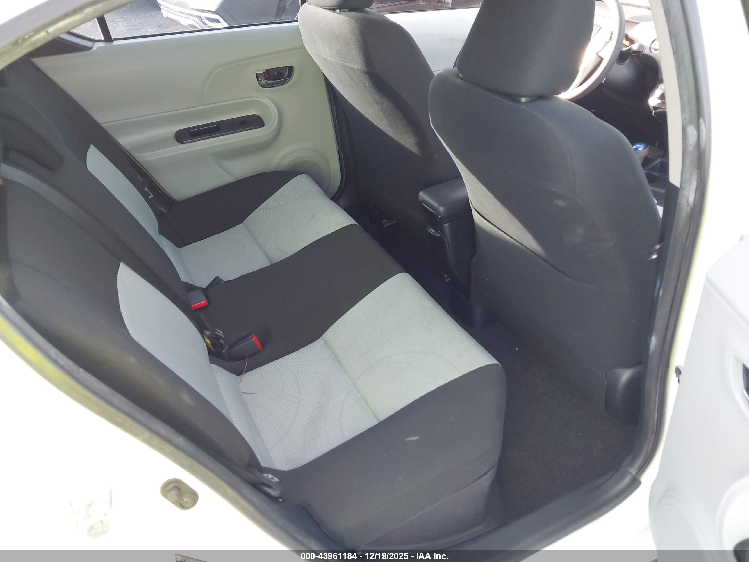 TOYOTA PRIUS image 8