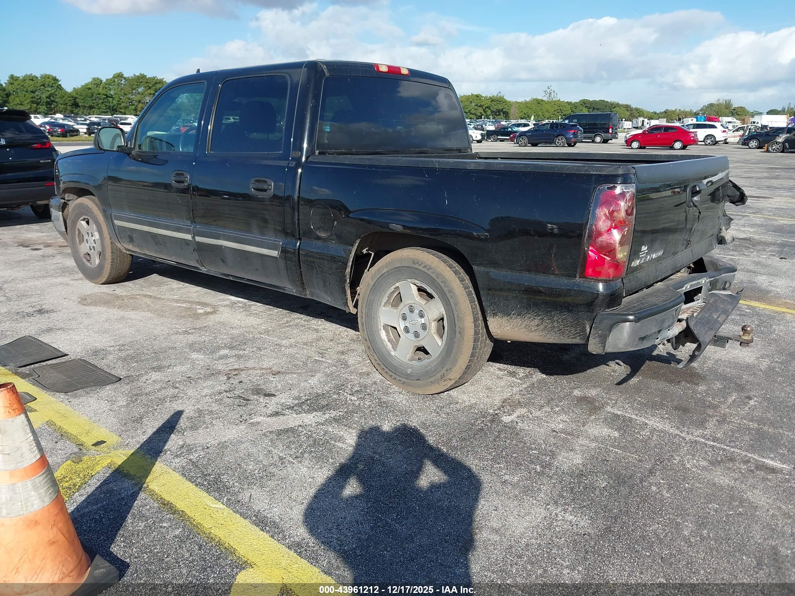 CHEVROLET SILVERADO image 3