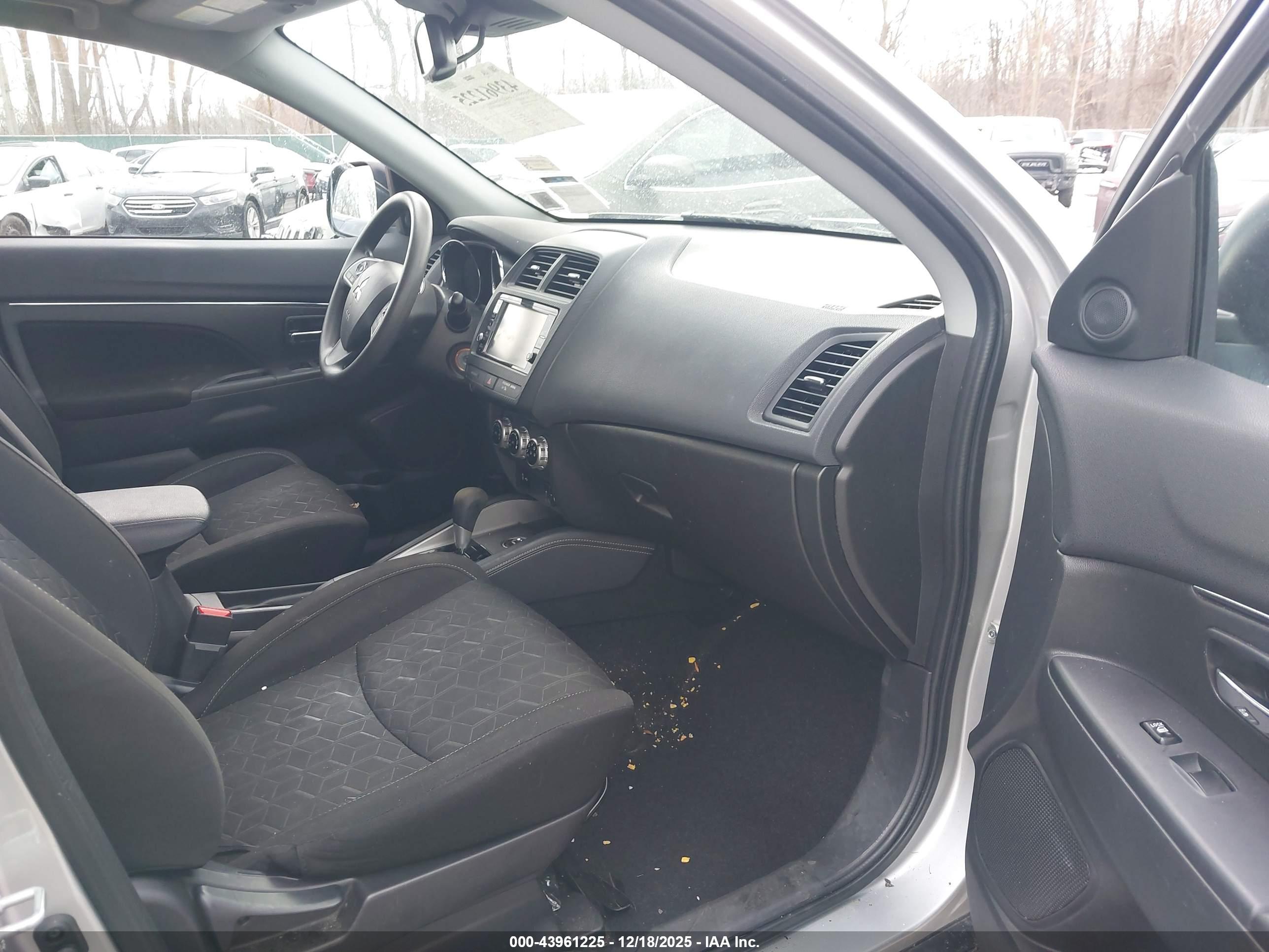 MITSUBISHI OUTLANDER image 5