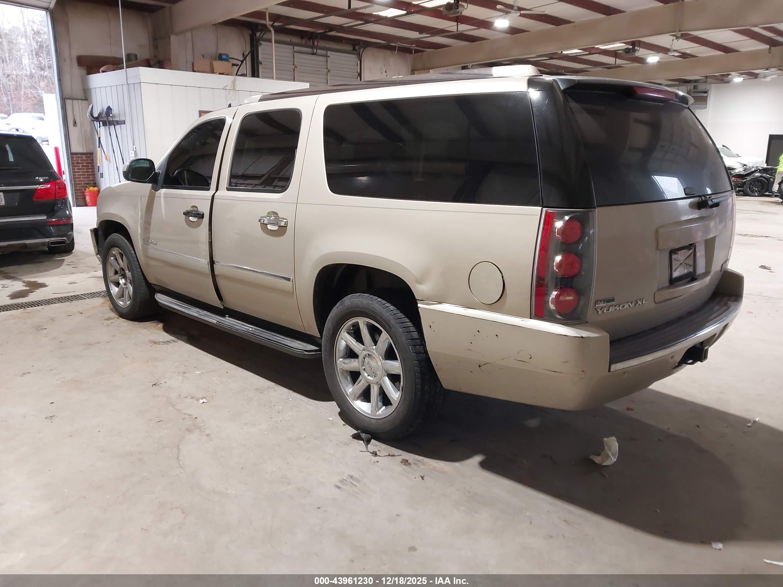 GMC YUKON image 3