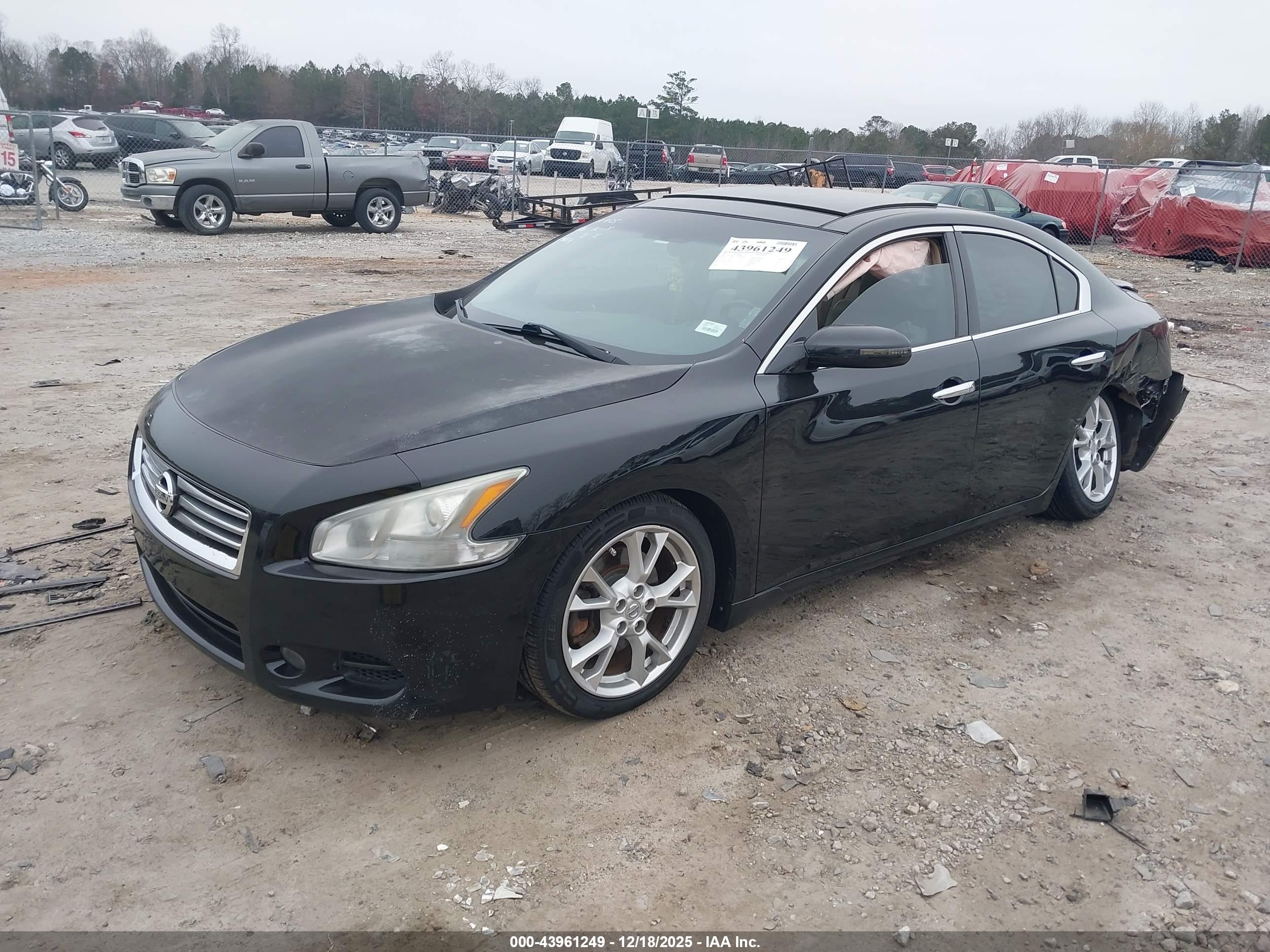 NISSAN MAXIMA image 2