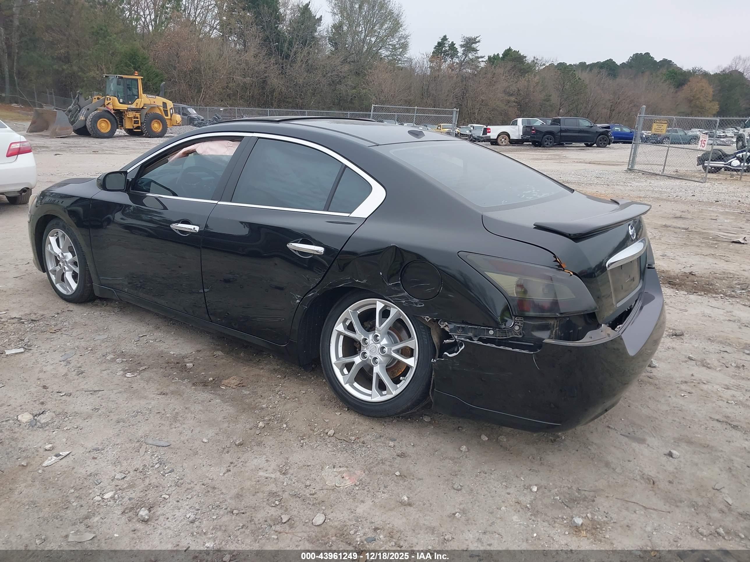NISSAN MAXIMA image 3