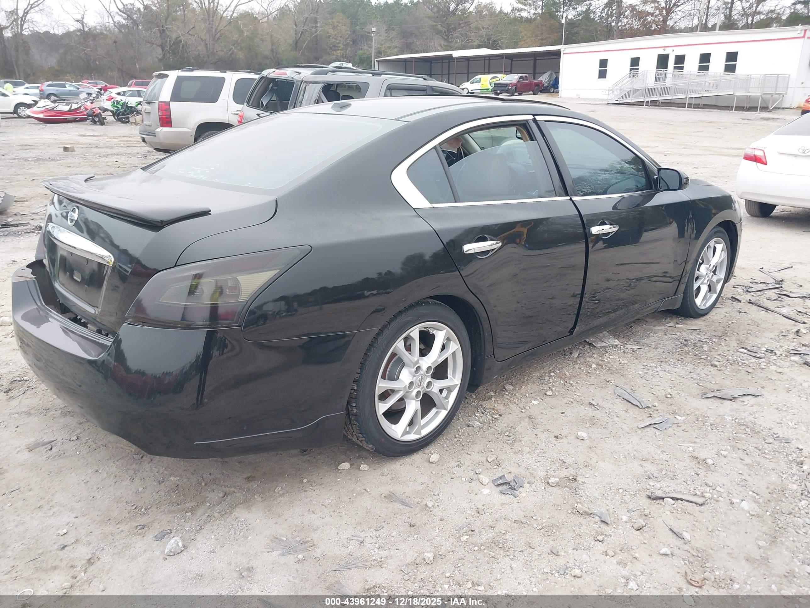 NISSAN MAXIMA image 4