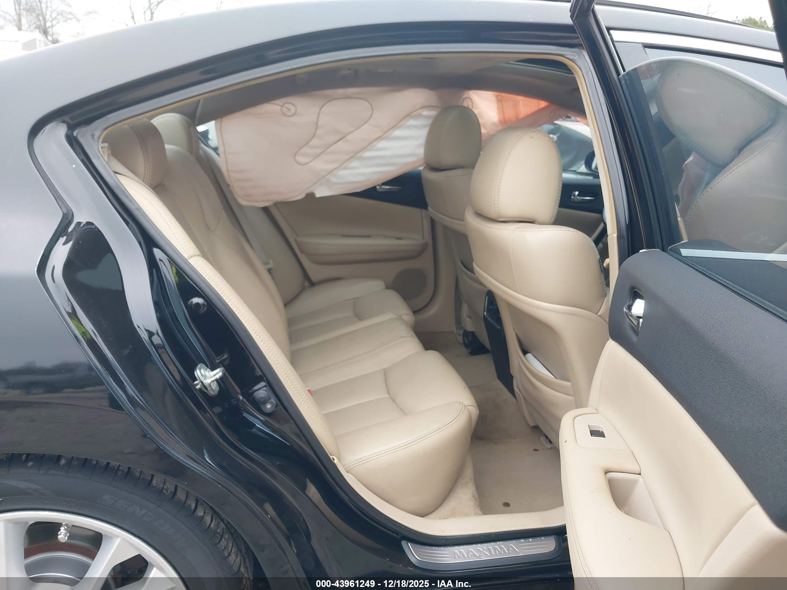 NISSAN MAXIMA image 8