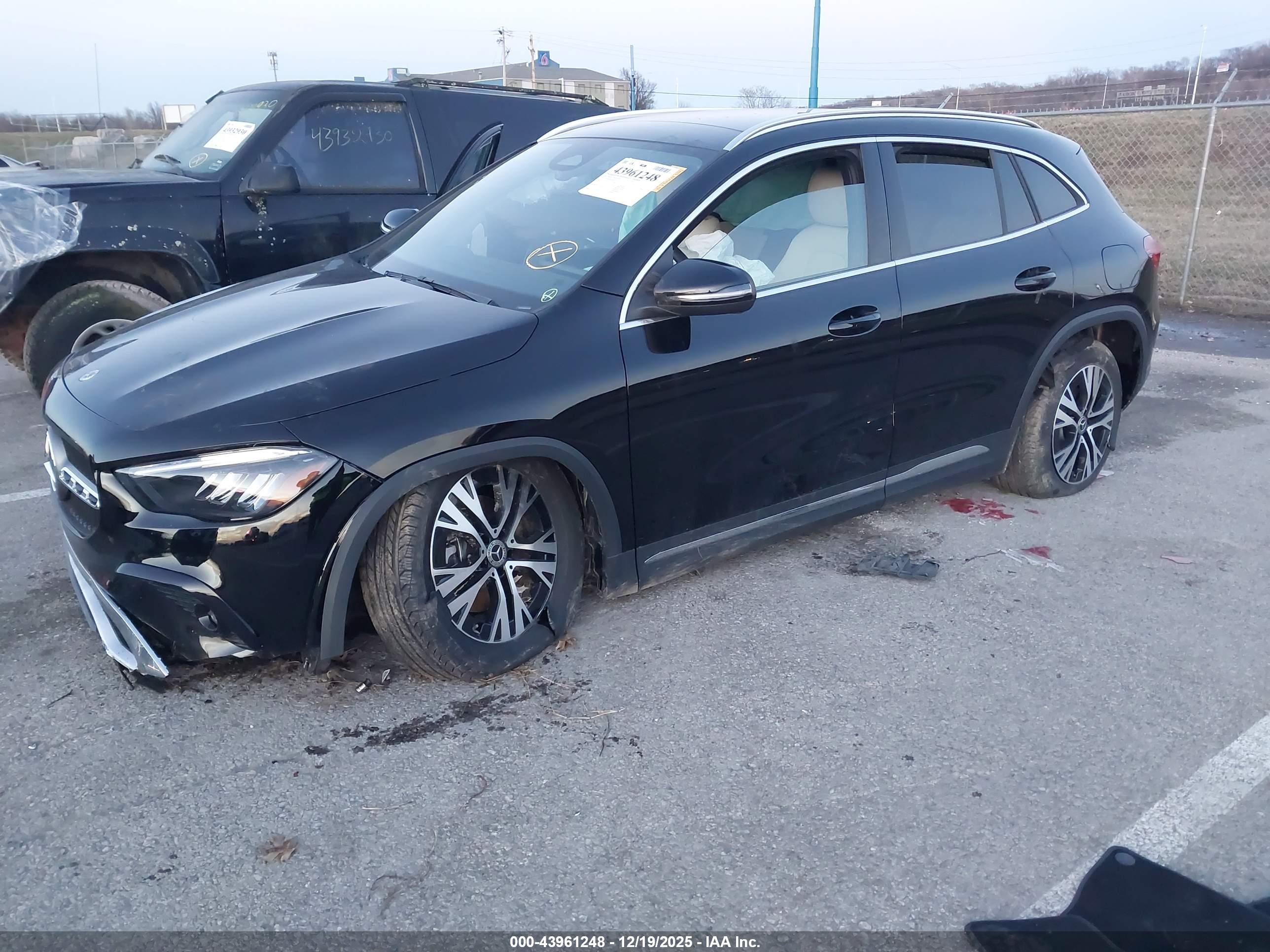 MERCEDES-BENZ GLA image 2