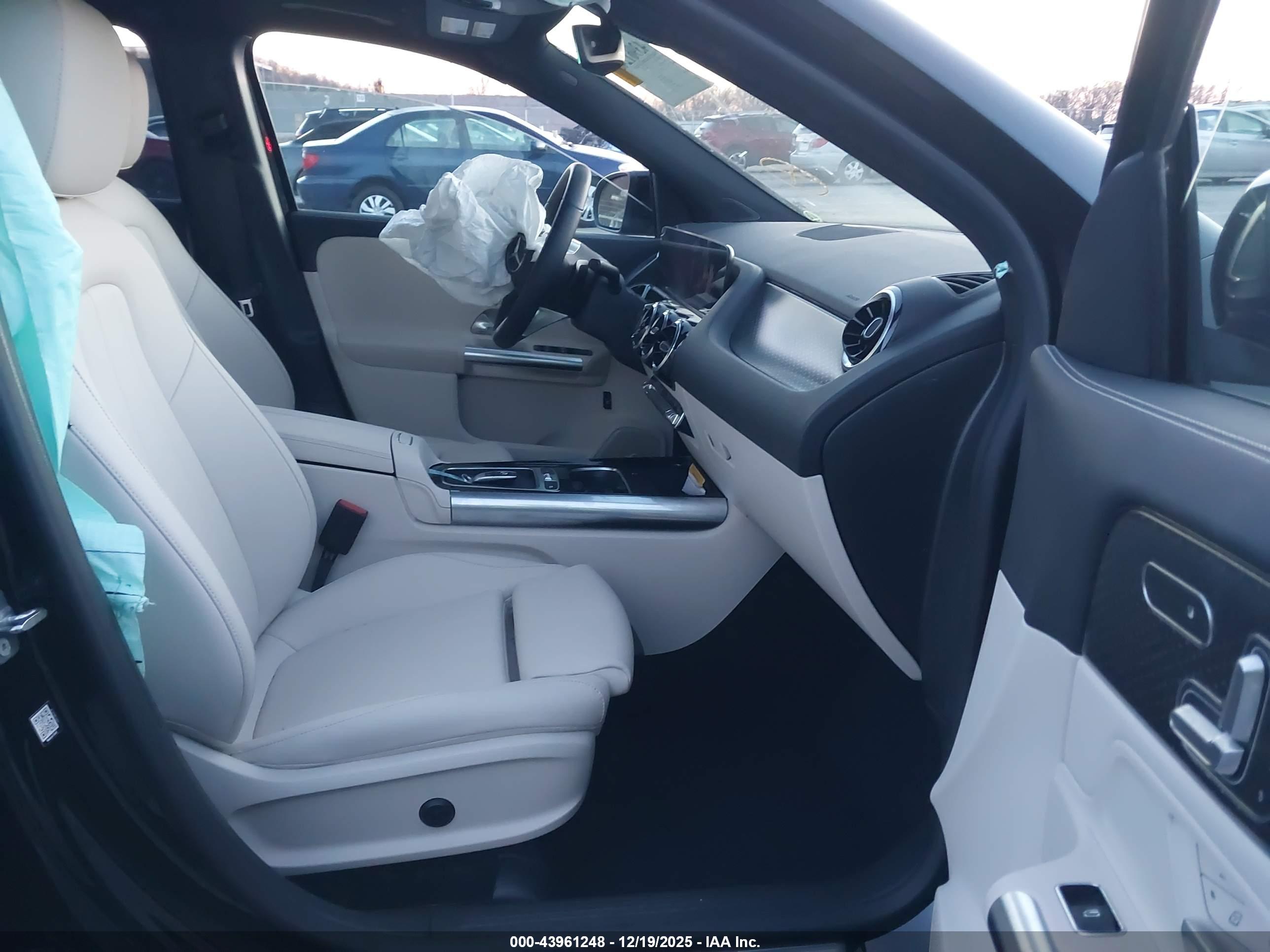 MERCEDES-BENZ GLA image 5