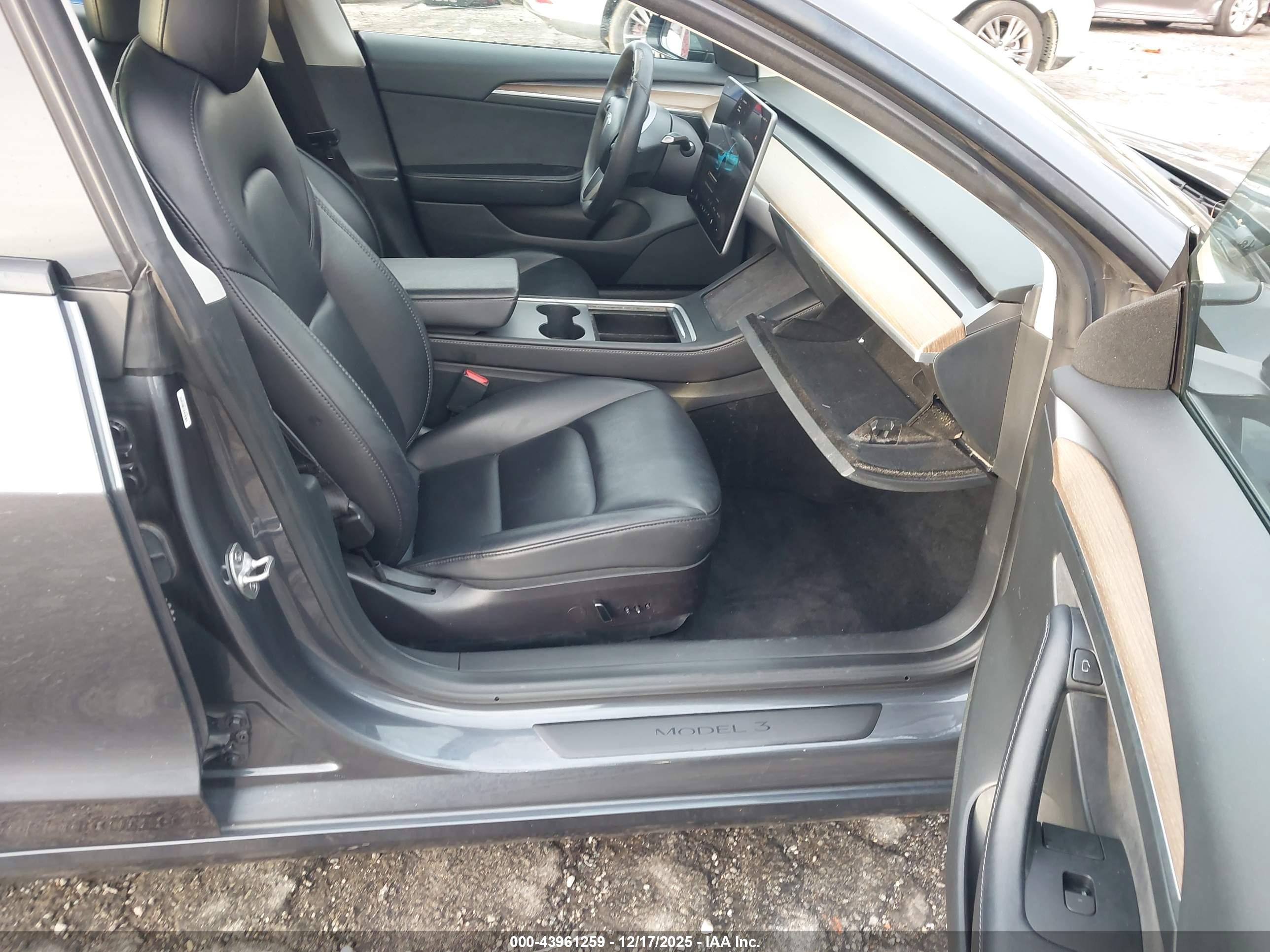 TESLA MODEL image 5