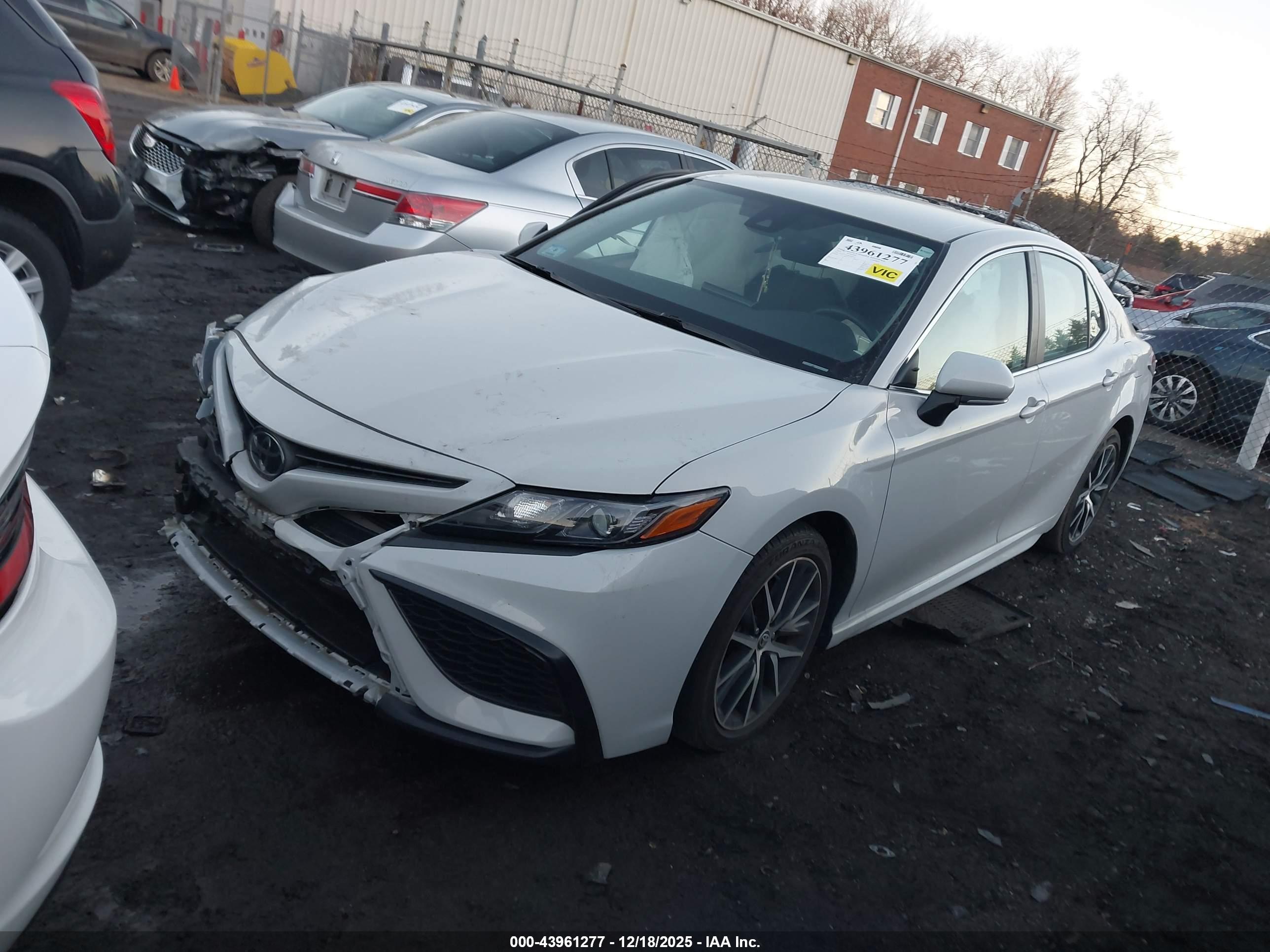 TOYOTA CAMRY image 2