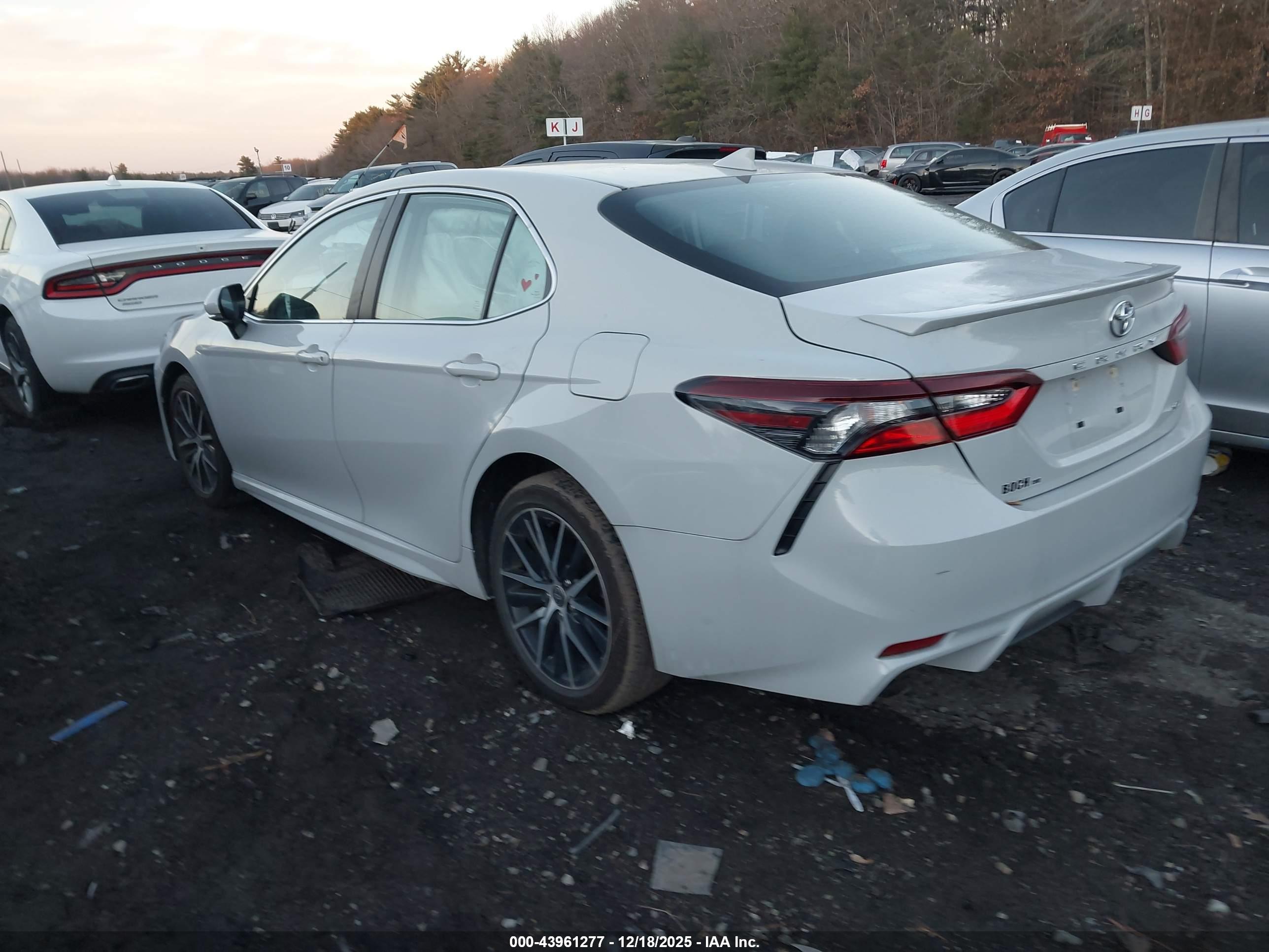 TOYOTA CAMRY image 3