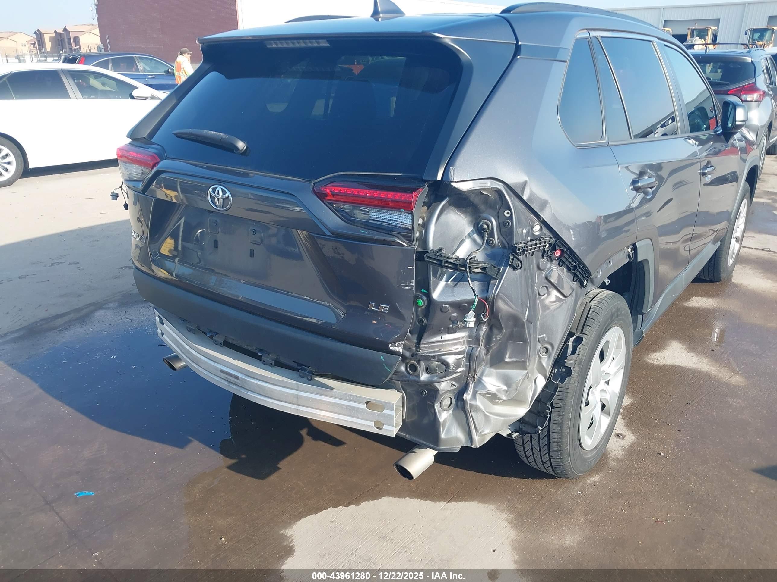TOYOTA RAV4 image 6