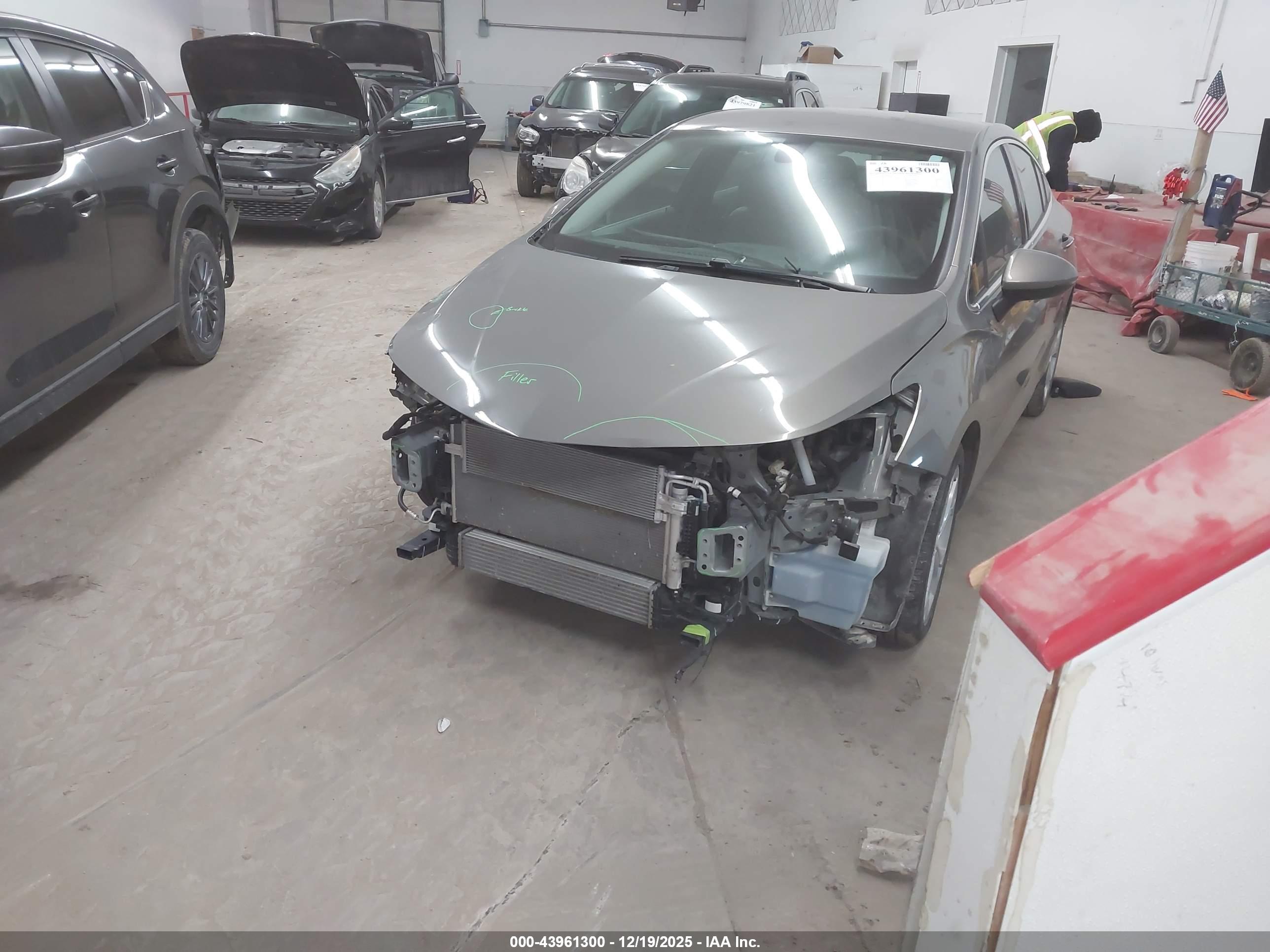 CHEVROLET CRUZE image 2
