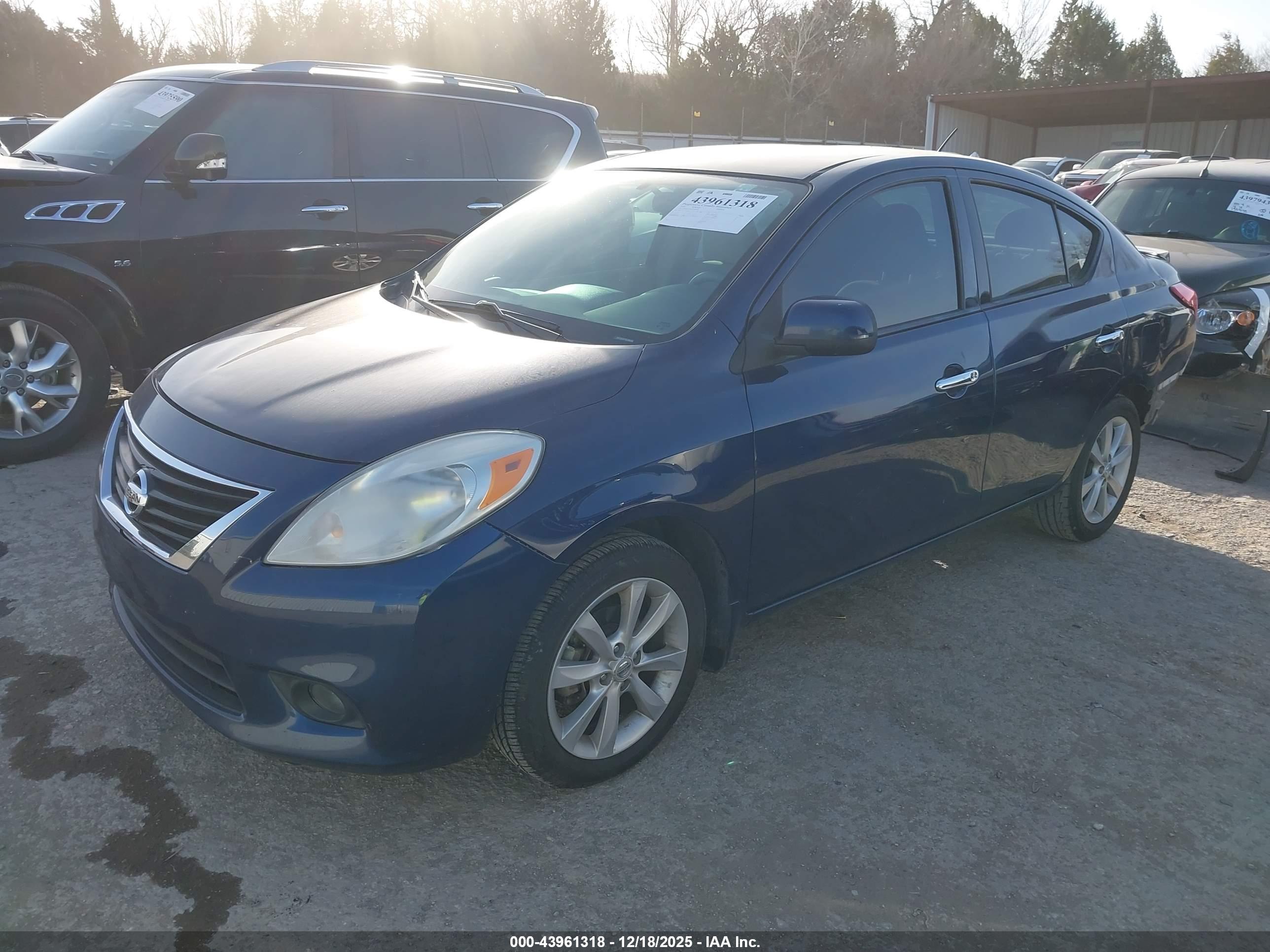 NISSAN VERSA image 2