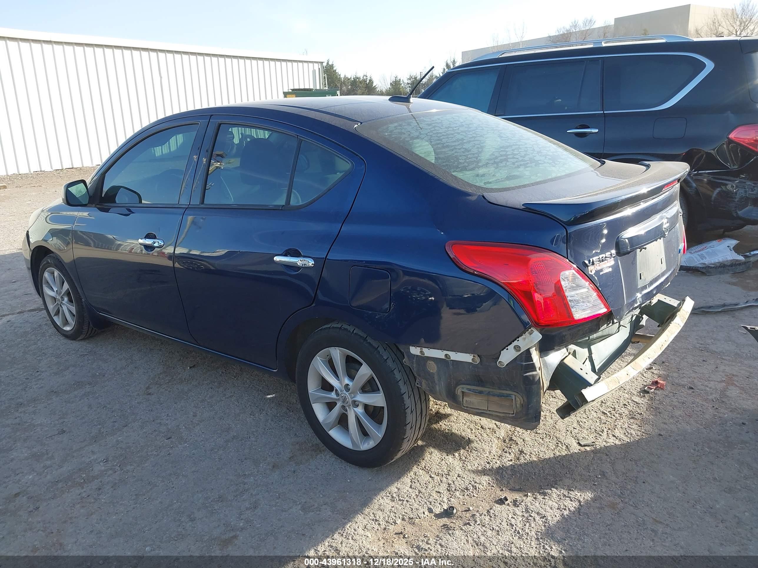 NISSAN VERSA image 3