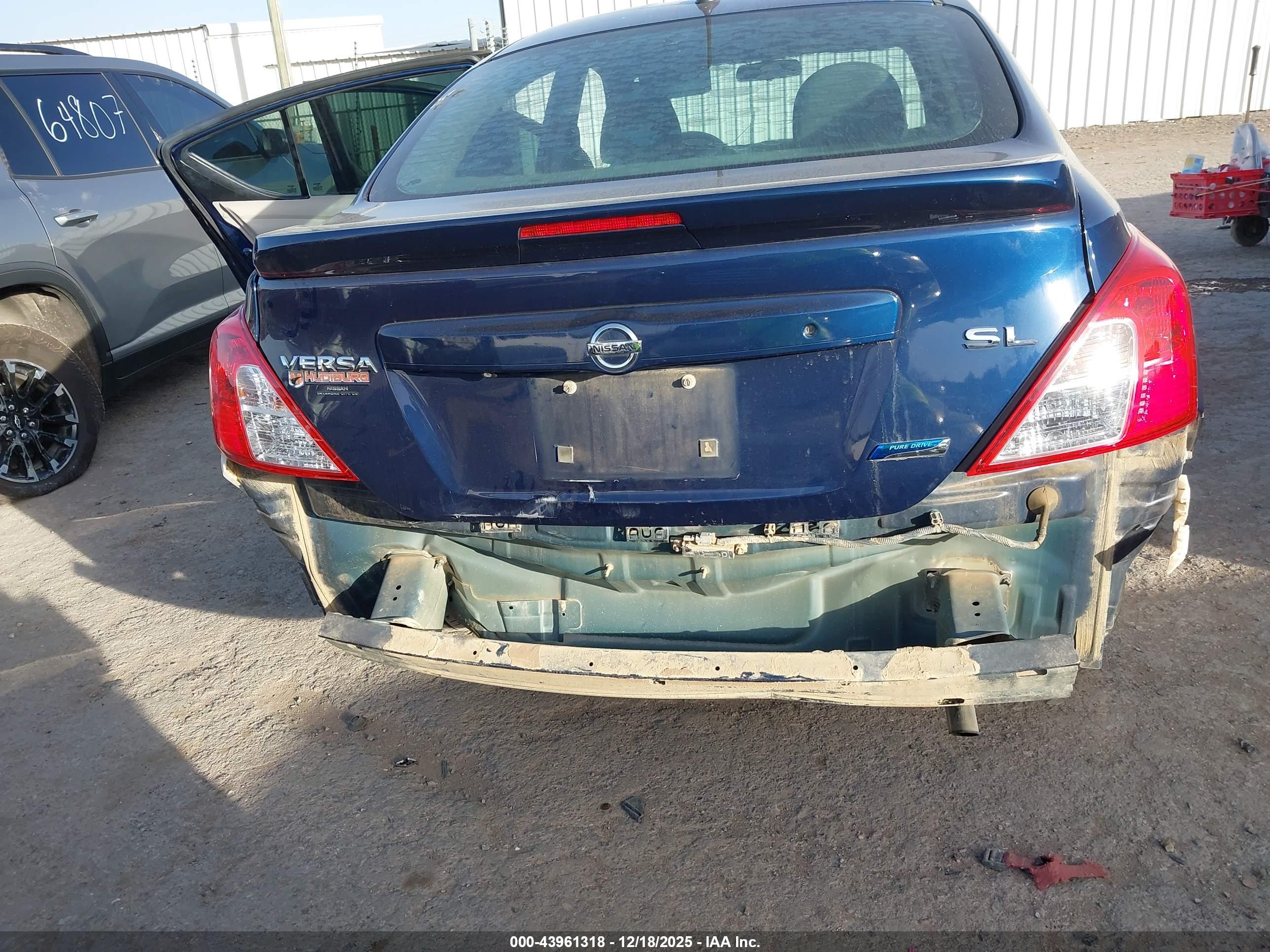 NISSAN VERSA image 6