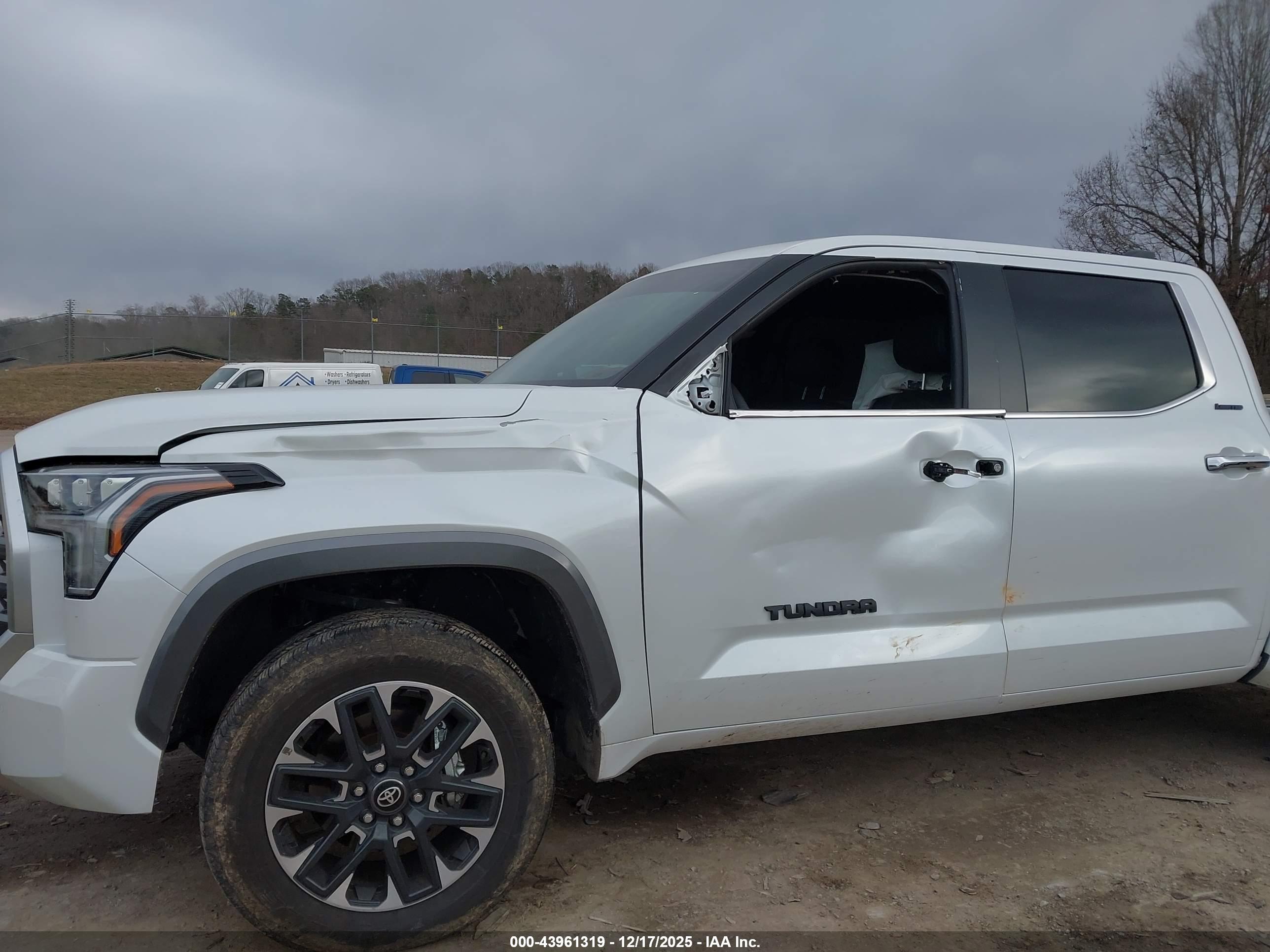 TOYOTA TUNDRA image 6