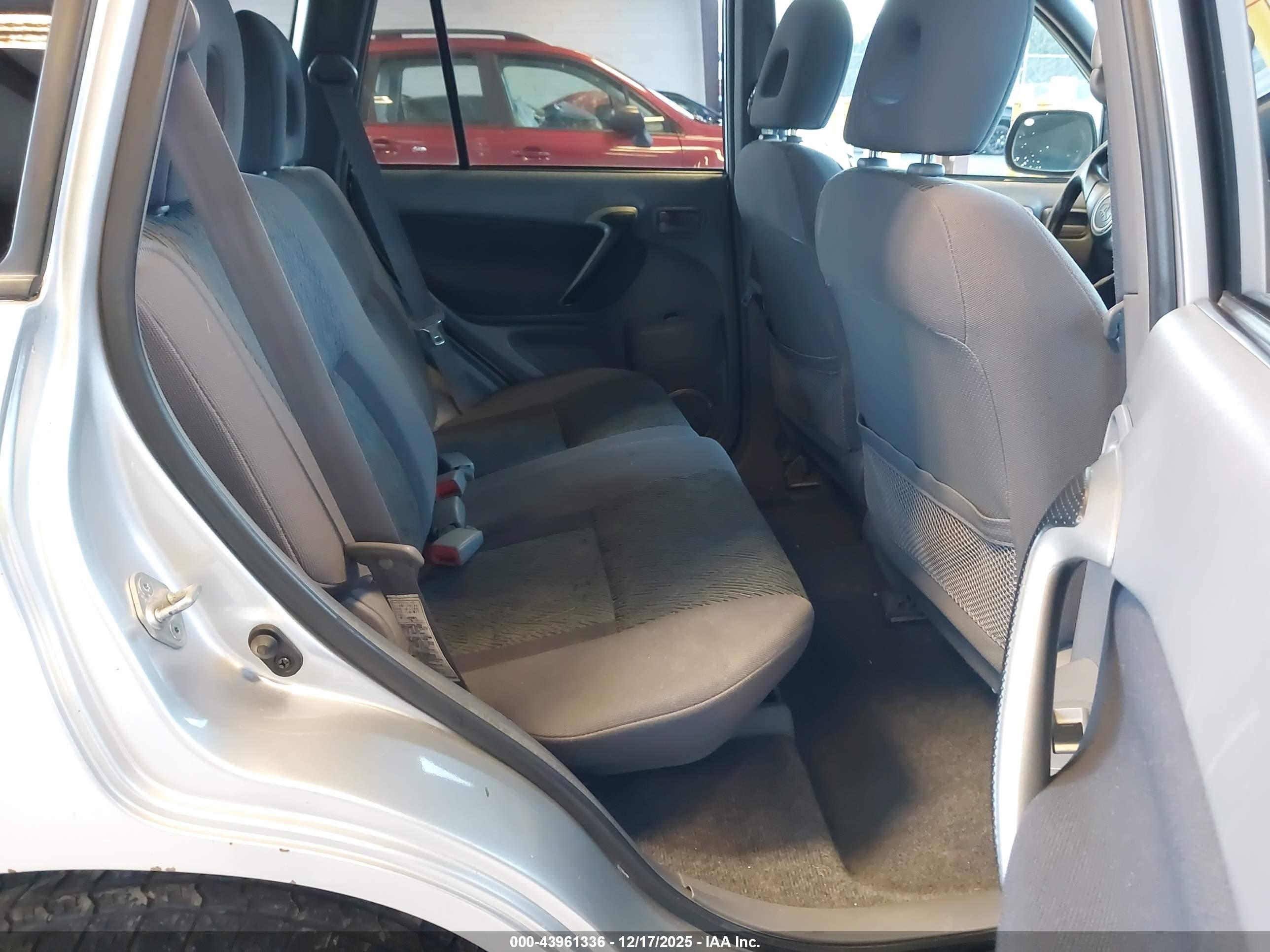 TOYOTA RAV4 image 8