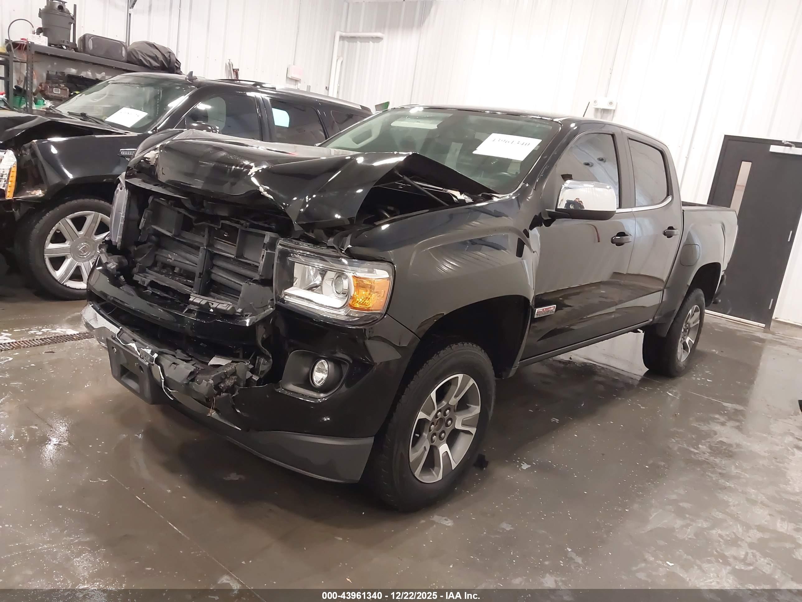 GMC CANYON image 2