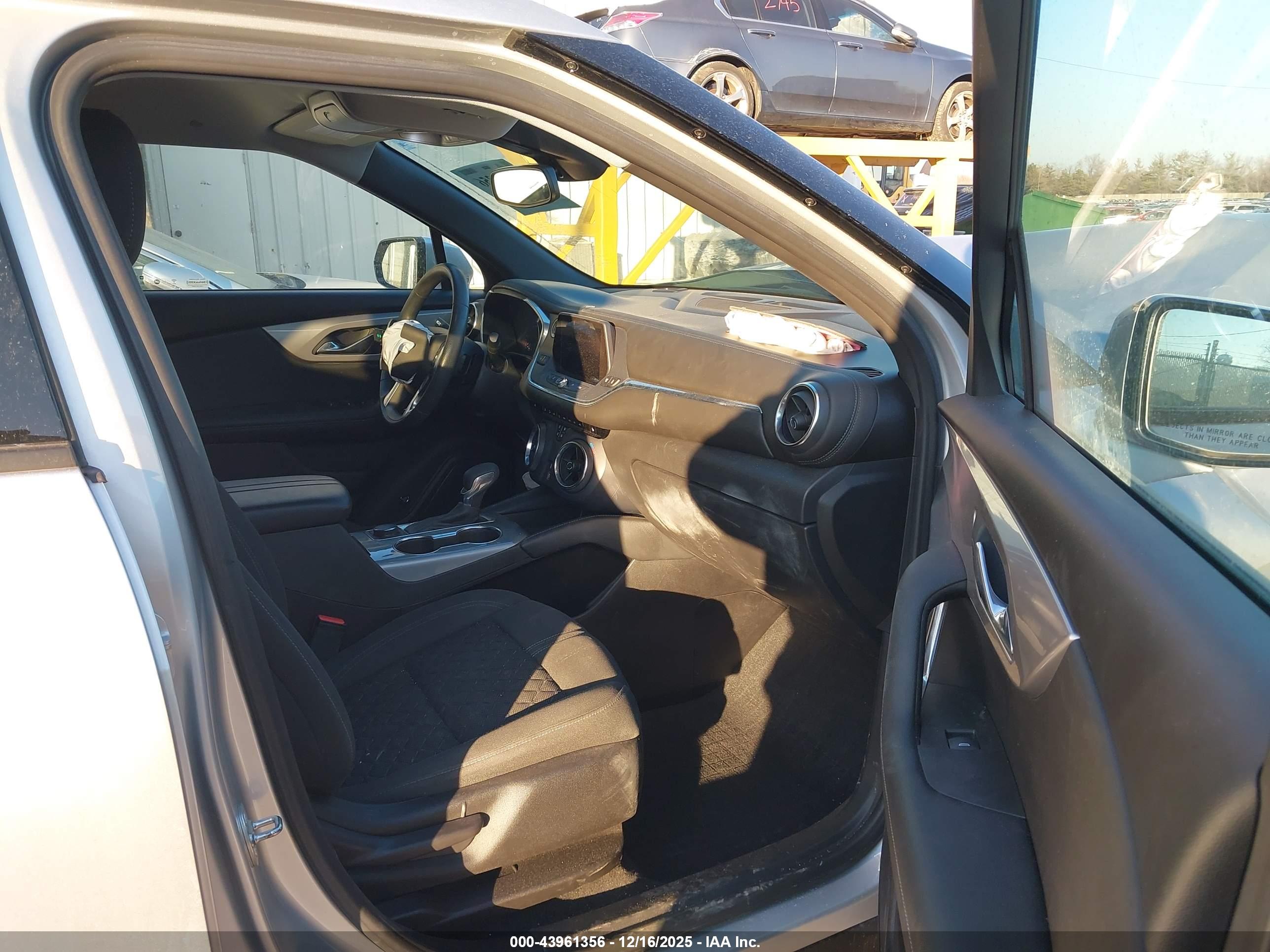 CHEVROLET BLAZER image 5