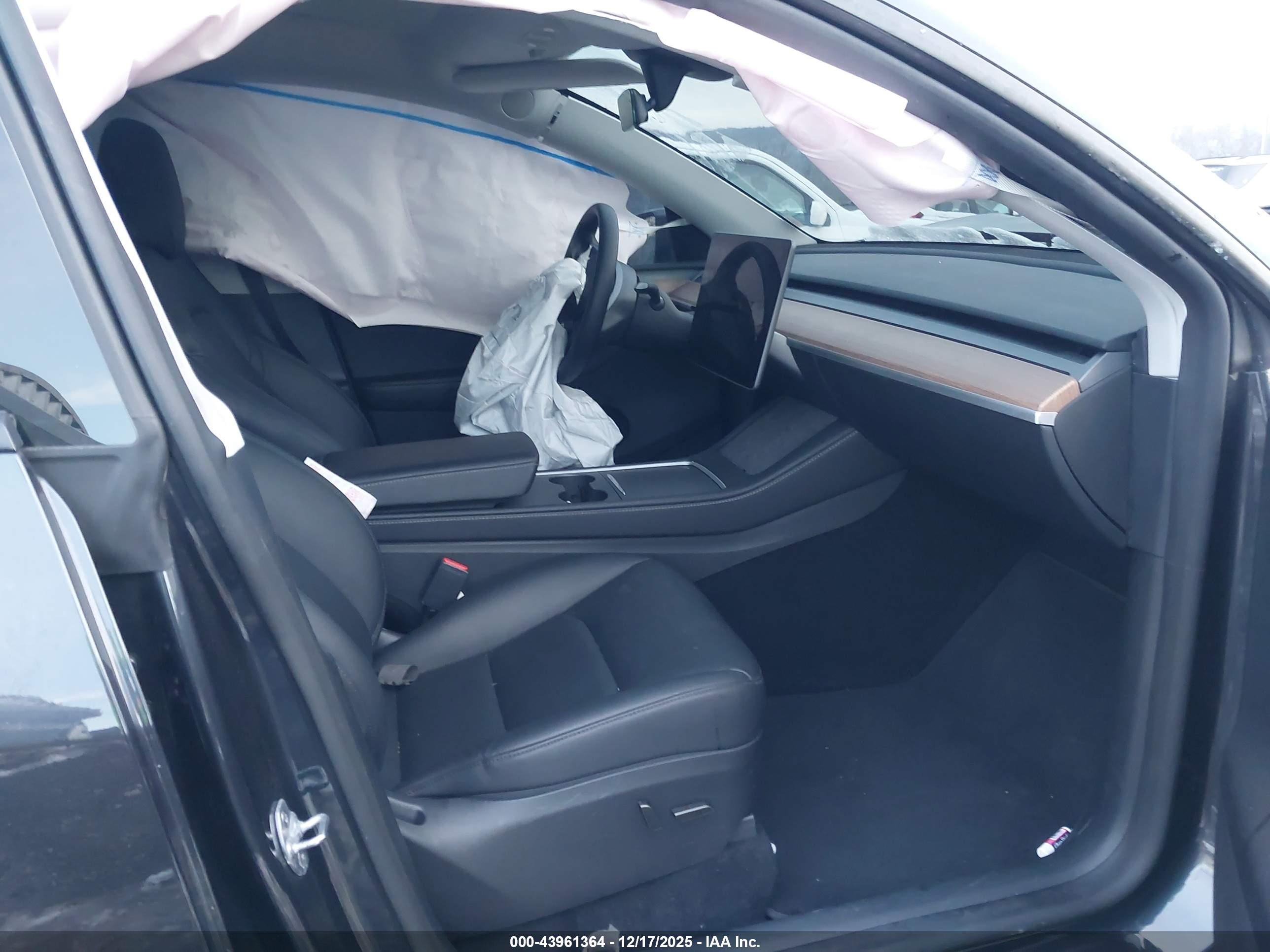 TESLA MODEL image 5