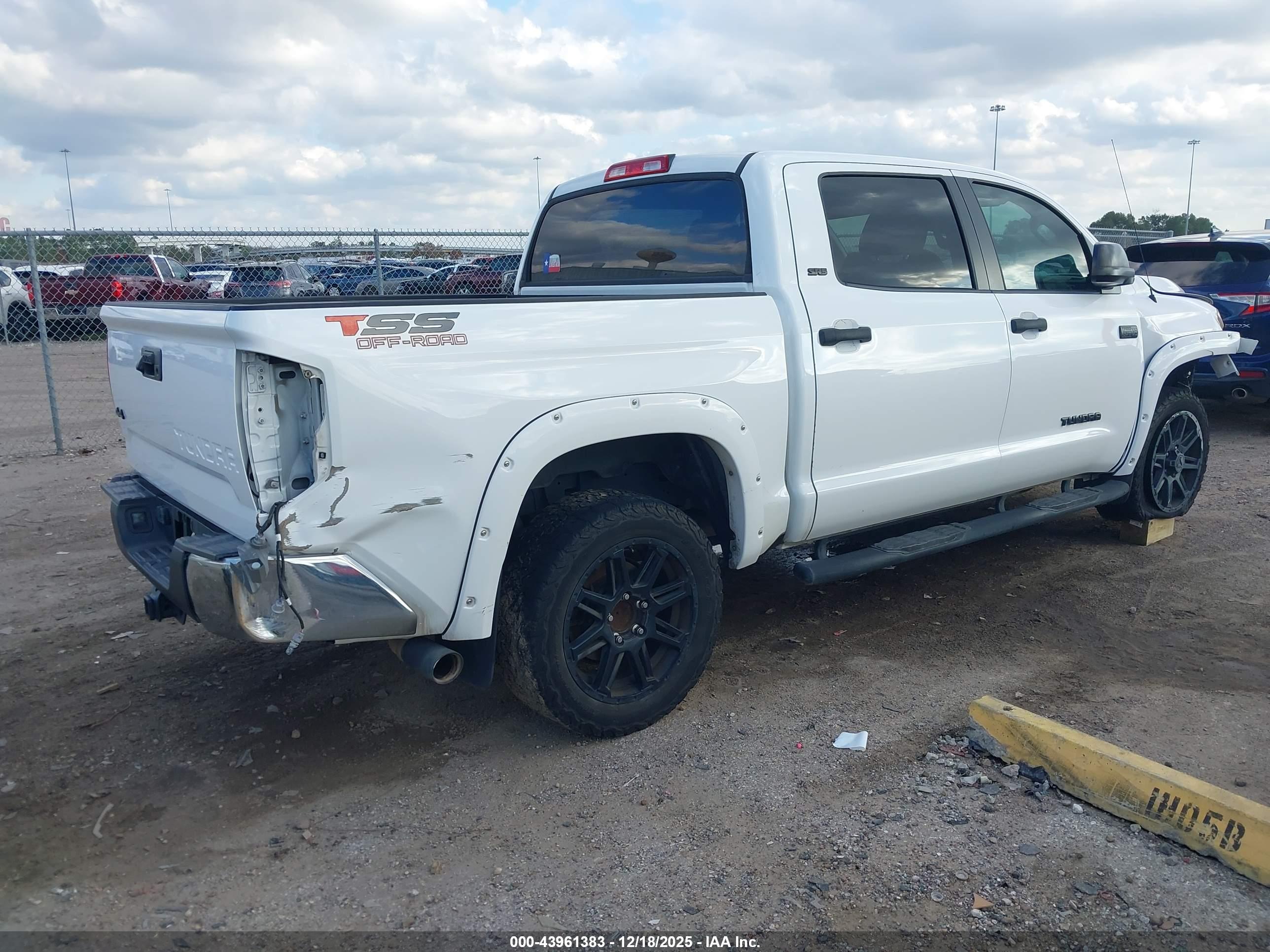 TOYOTA TUNDRA image 4