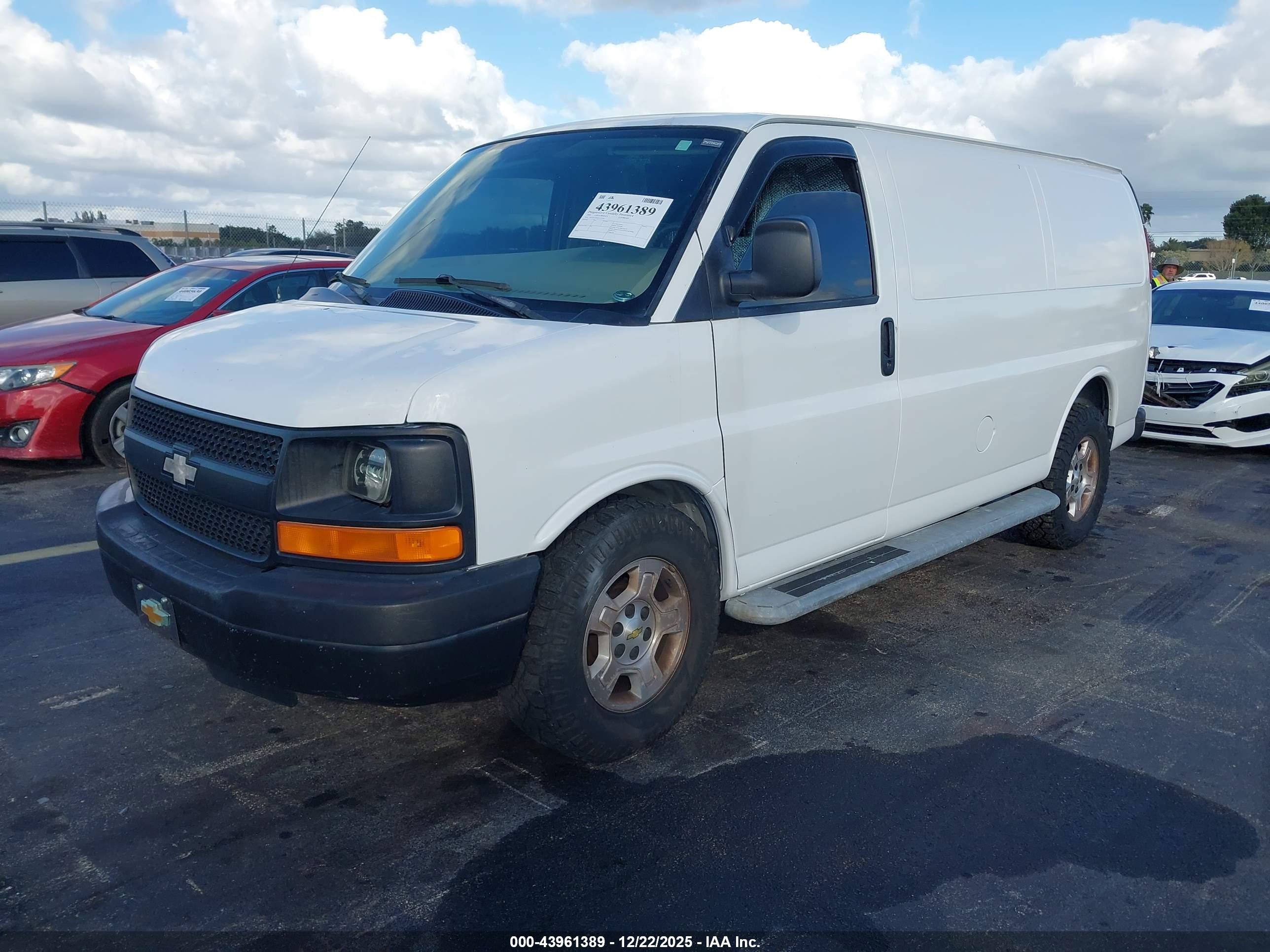 CHEVROLET EXPRESS image 2