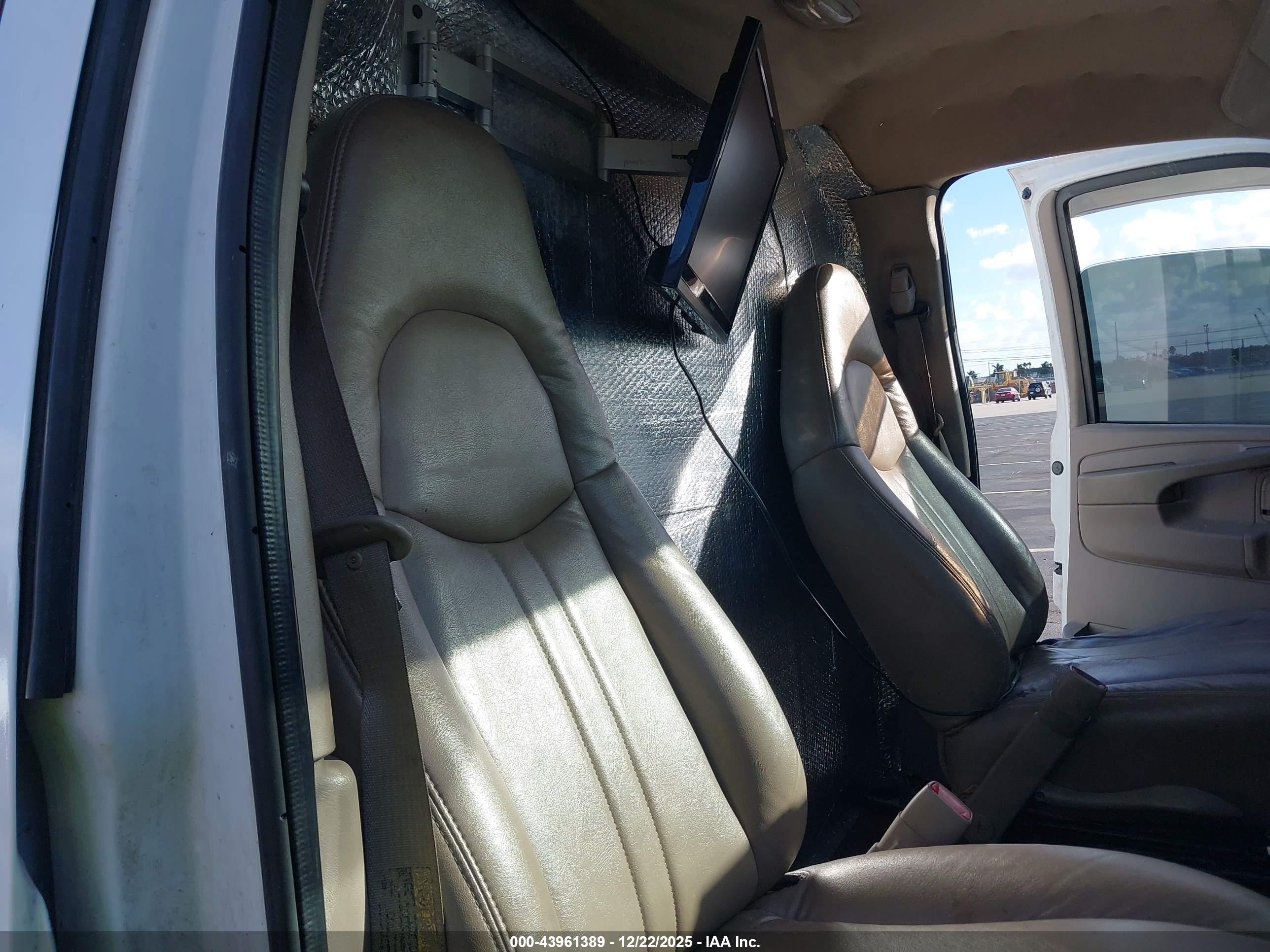 CHEVROLET EXPRESS image 8