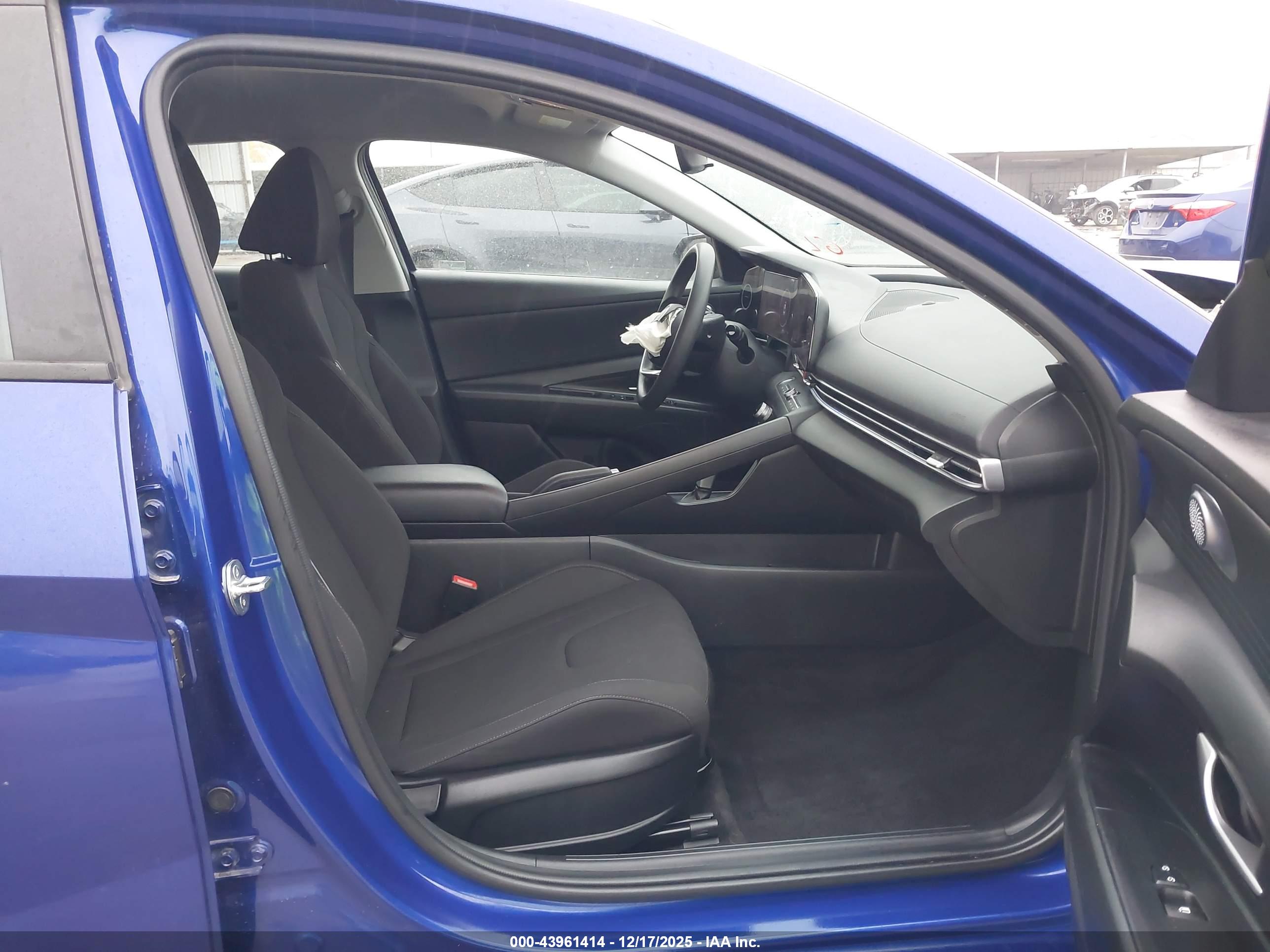 HYUNDAI ELANTRA image 5
