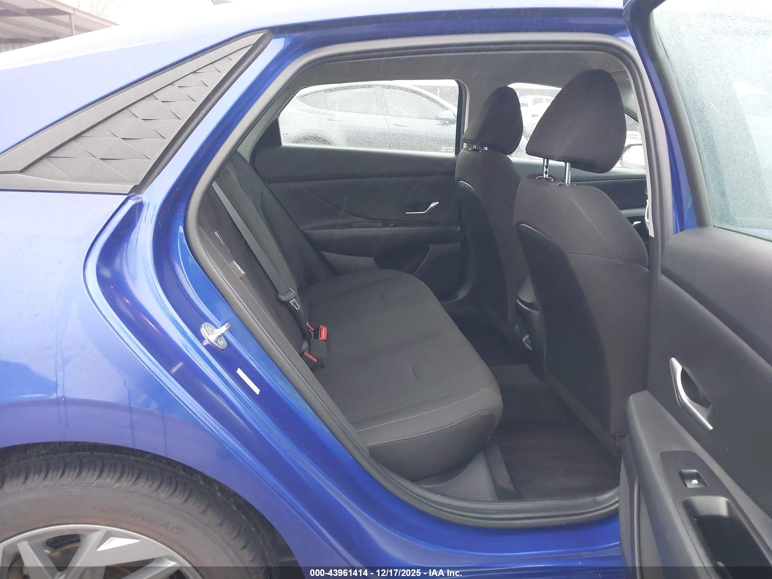 HYUNDAI ELANTRA image 8