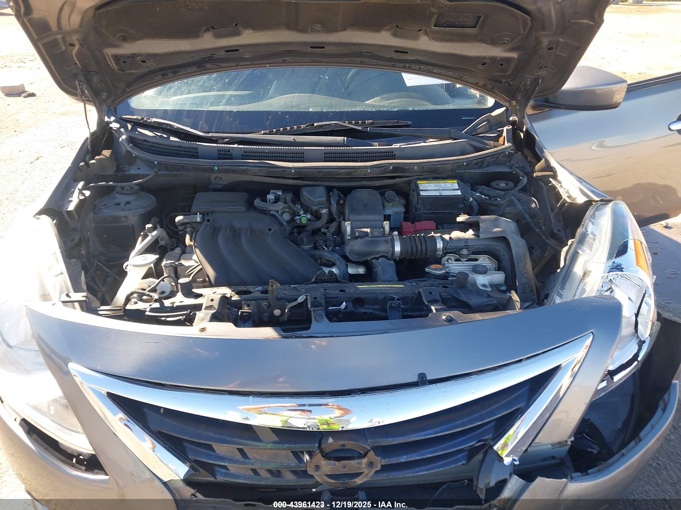 NISSAN VERSA image 10