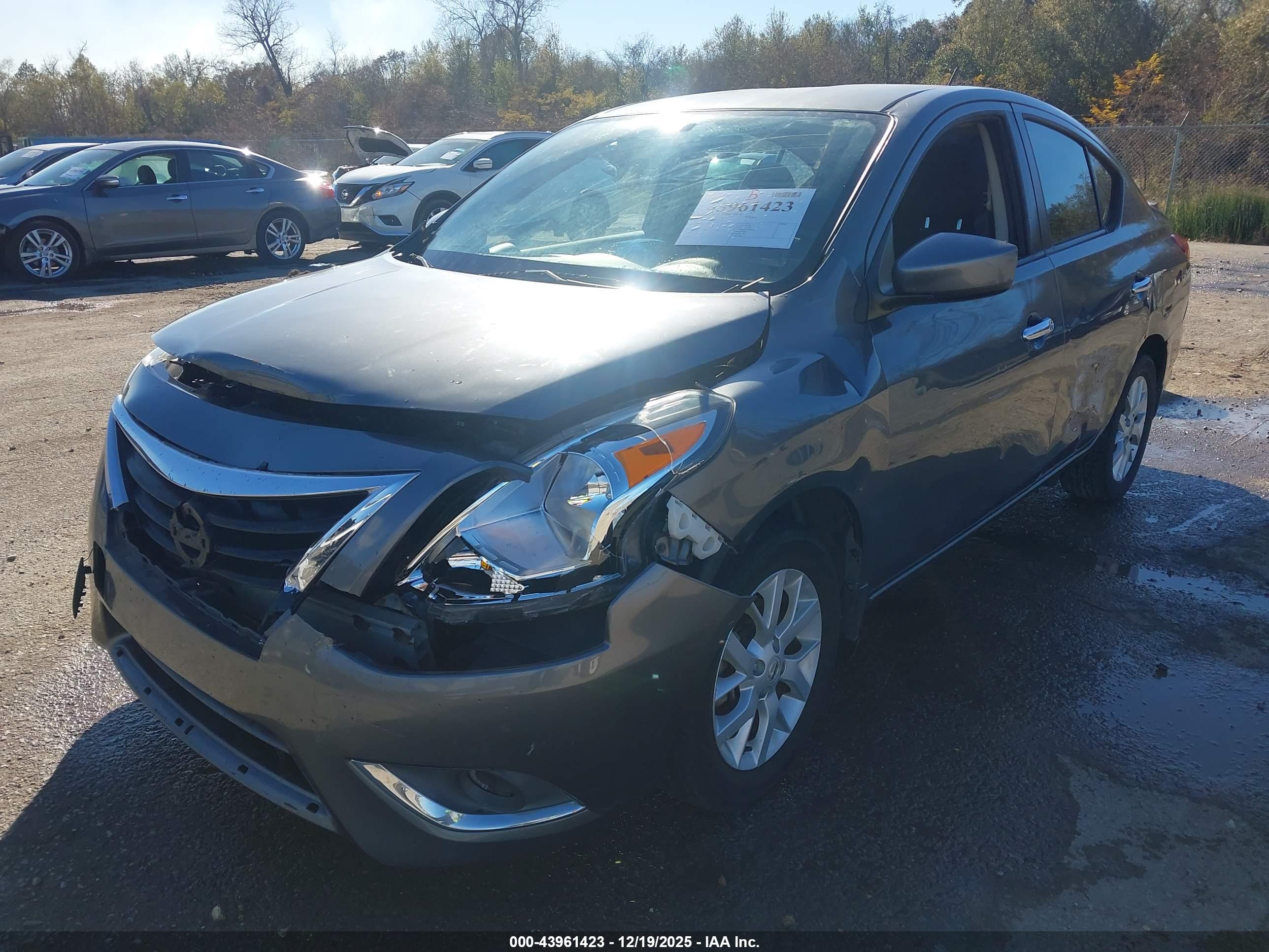 NISSAN VERSA image 2