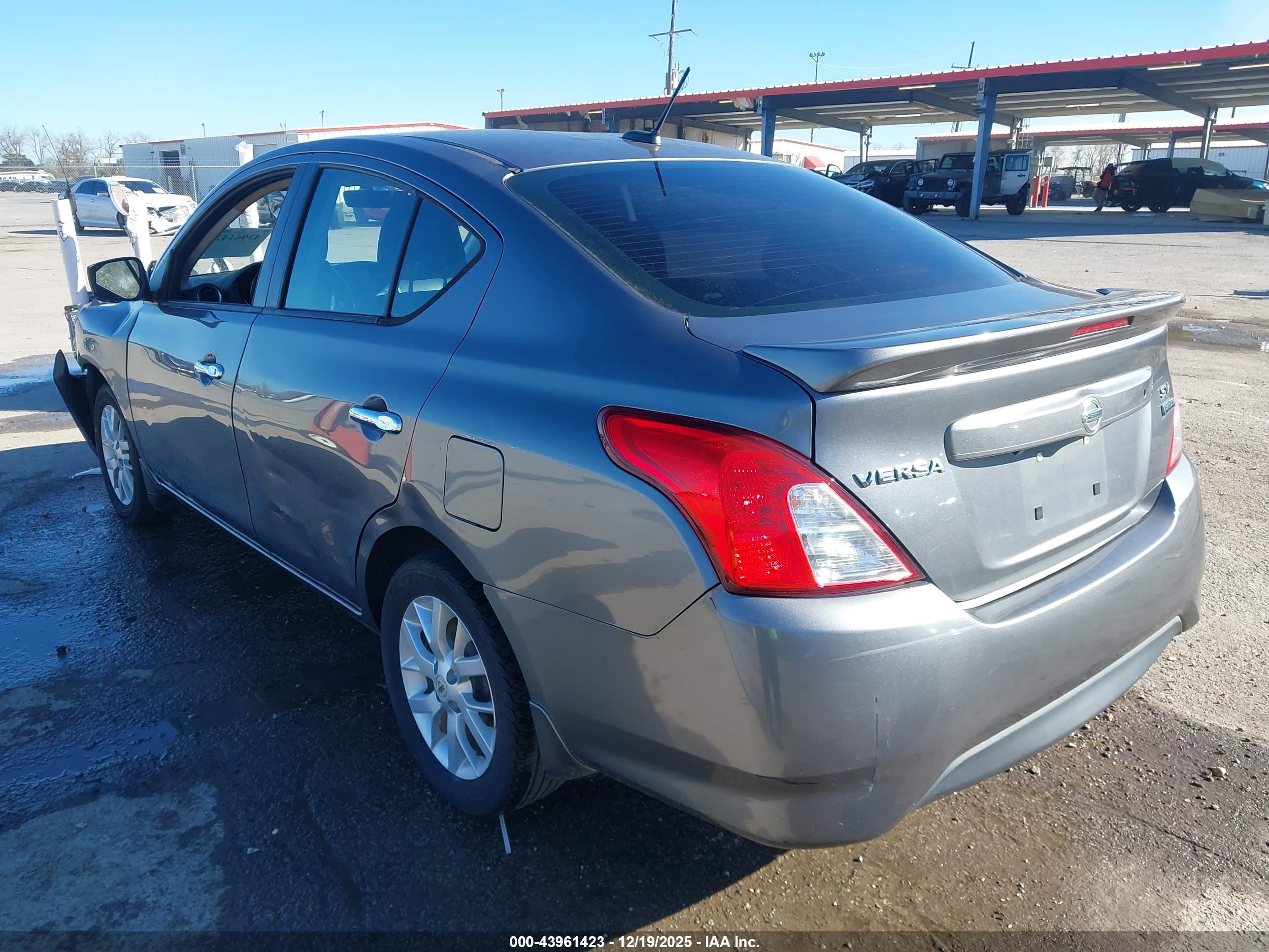 NISSAN VERSA image 3